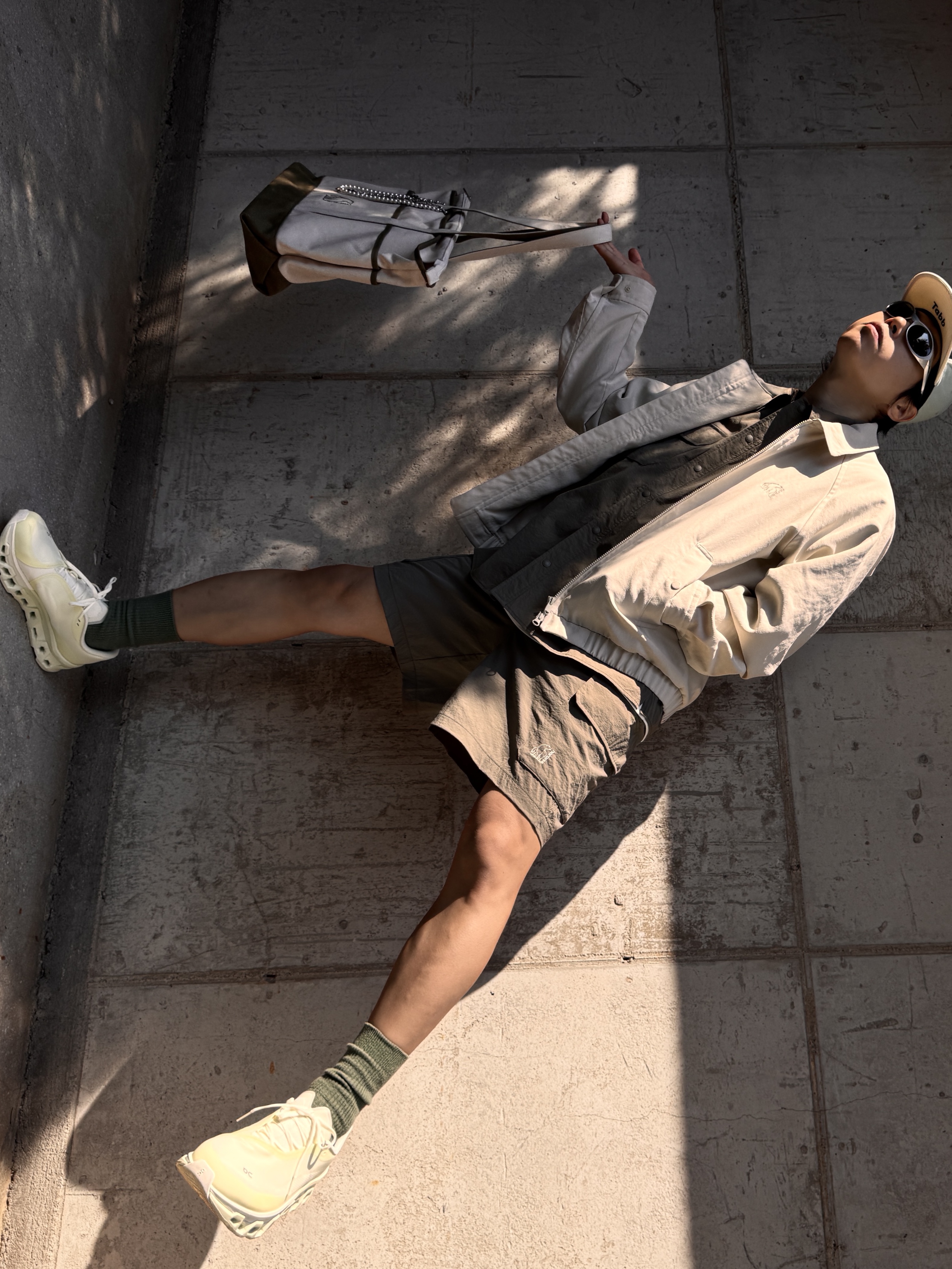 On Running x Post Archive Faction (Paf) Cloudmonster 2 Seedling White, Oakley Eye Jacket Redux Silver Frame Prizm Black Polarized Lenses High Bridge Fit 착용 스타일 - 3