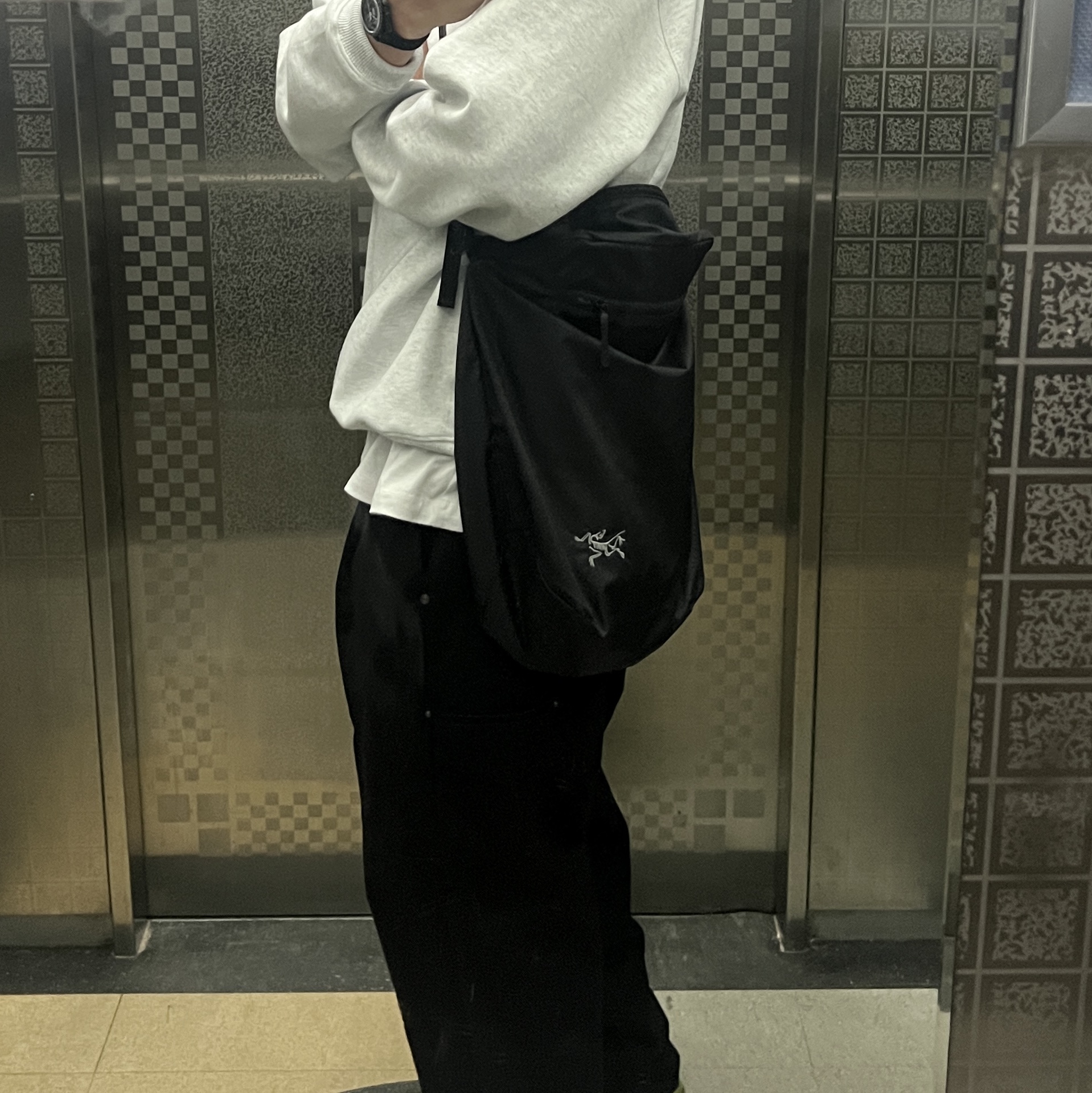 Arc'teryx Heliad 12 Tote Black, Swatch x Omega x Snoopy Bioceramic Moonswatch Mission To The Moonphase New Moon 착용 스타일 - 1