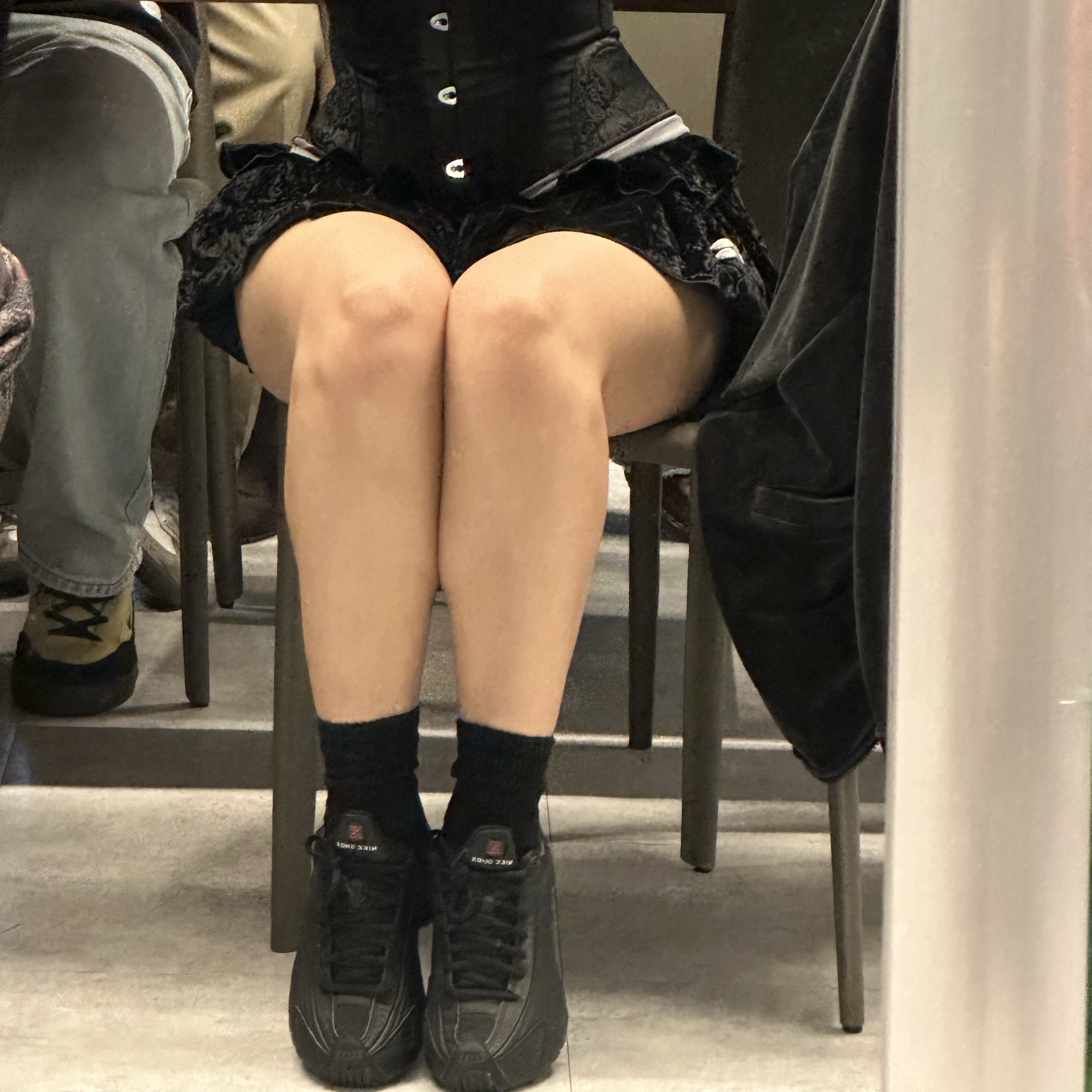 (W) Nike Shox R4 Black 착용 스타일 - 1