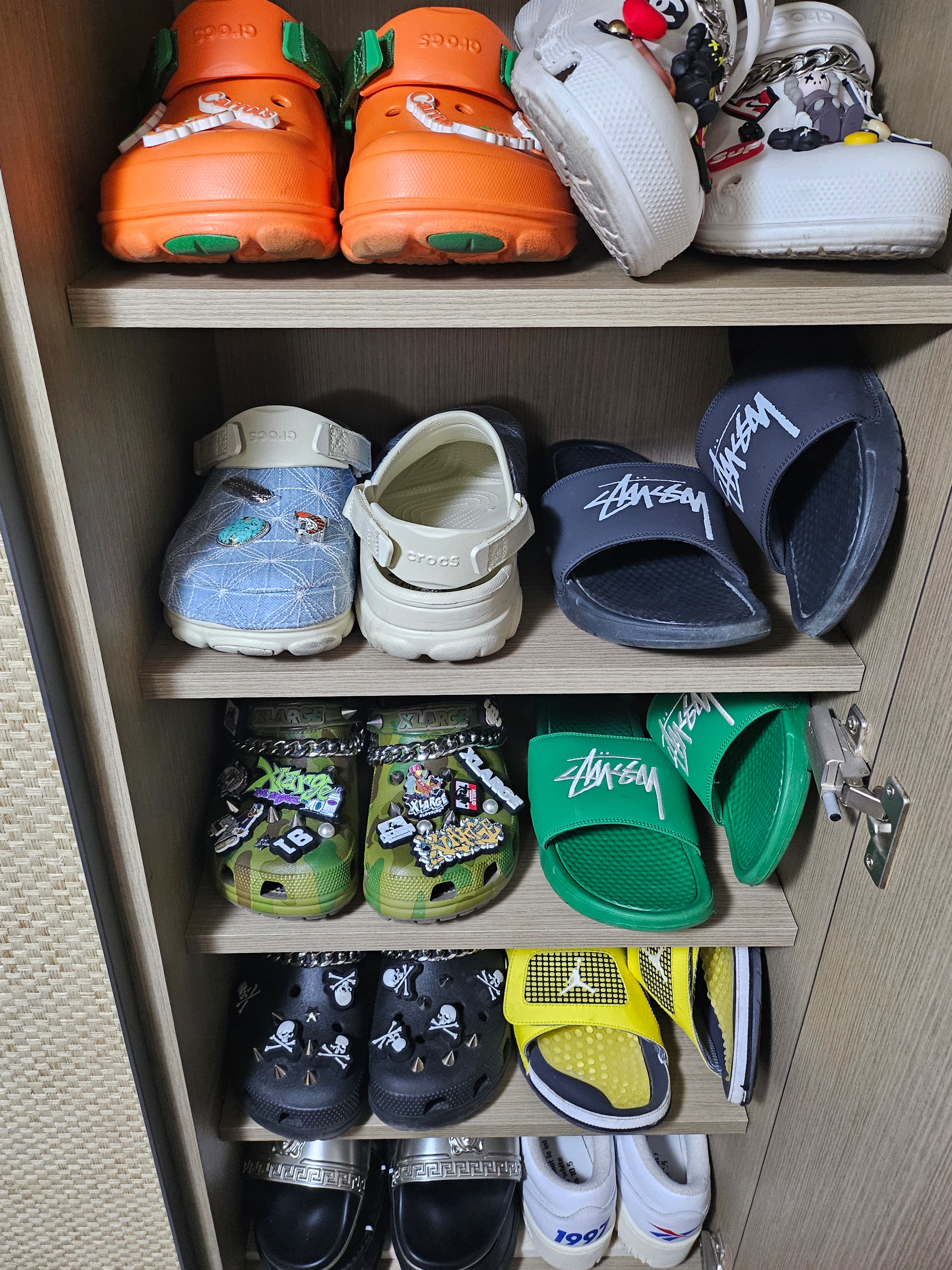 Crocs x Levi's All Terrain Clog Bone Blue, Crocs x Mastermind Classic Clog Black 착용 스타일