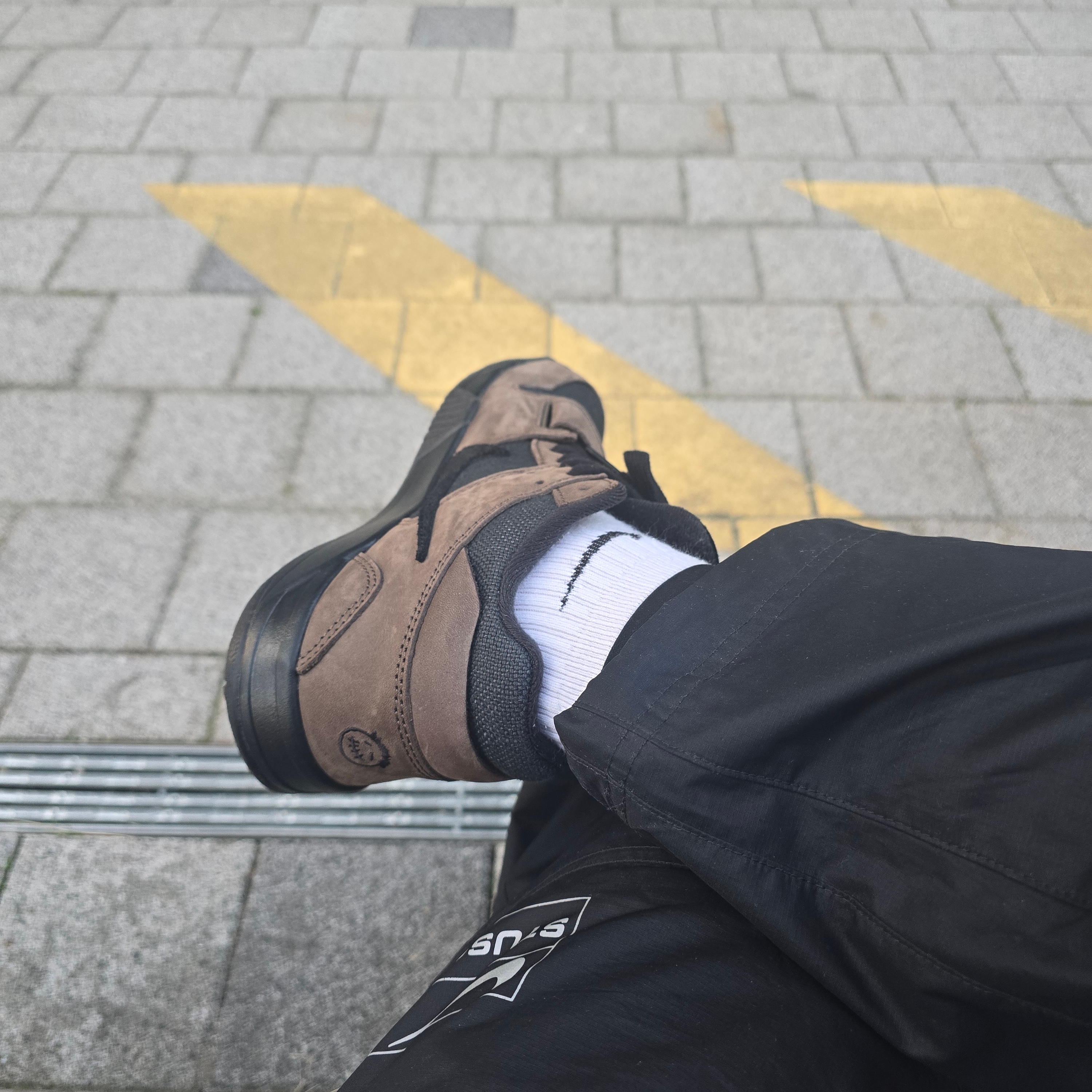 Jordan x Travis Scott Jumpman Jack TR Black and Dark Mocha, Nike x Stussy NRG FL Storm-Fit Pants Black (DO7170-010) 착용 스타일