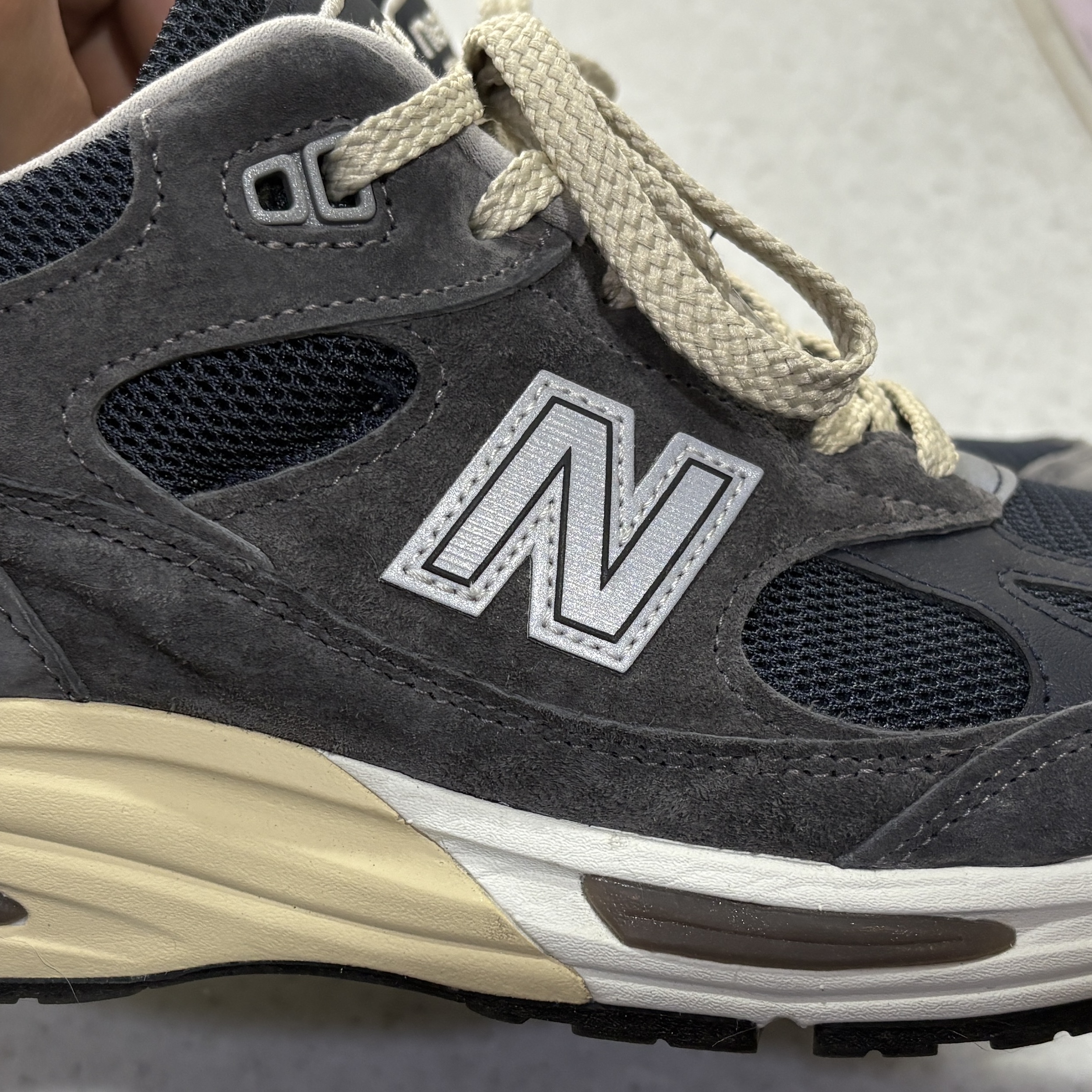 New Balance 991v2 Made in UK Dark Gull Grey 착용 스타일 - 3