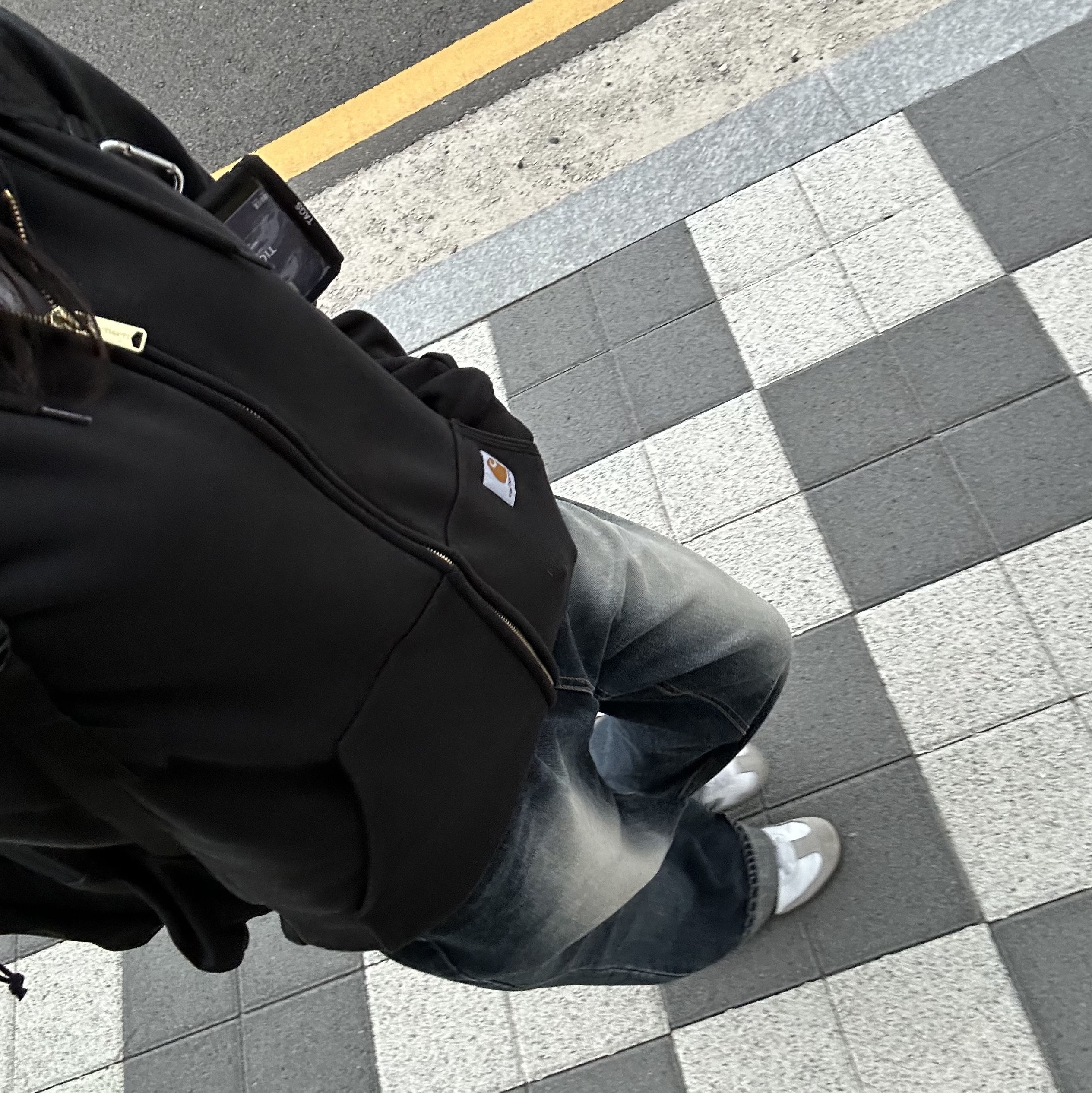 Carhartt Loose Fit Midweight Regular Full Zip Sweatshirt Black, Adidas Samba OG Cloud White 착용 스타일