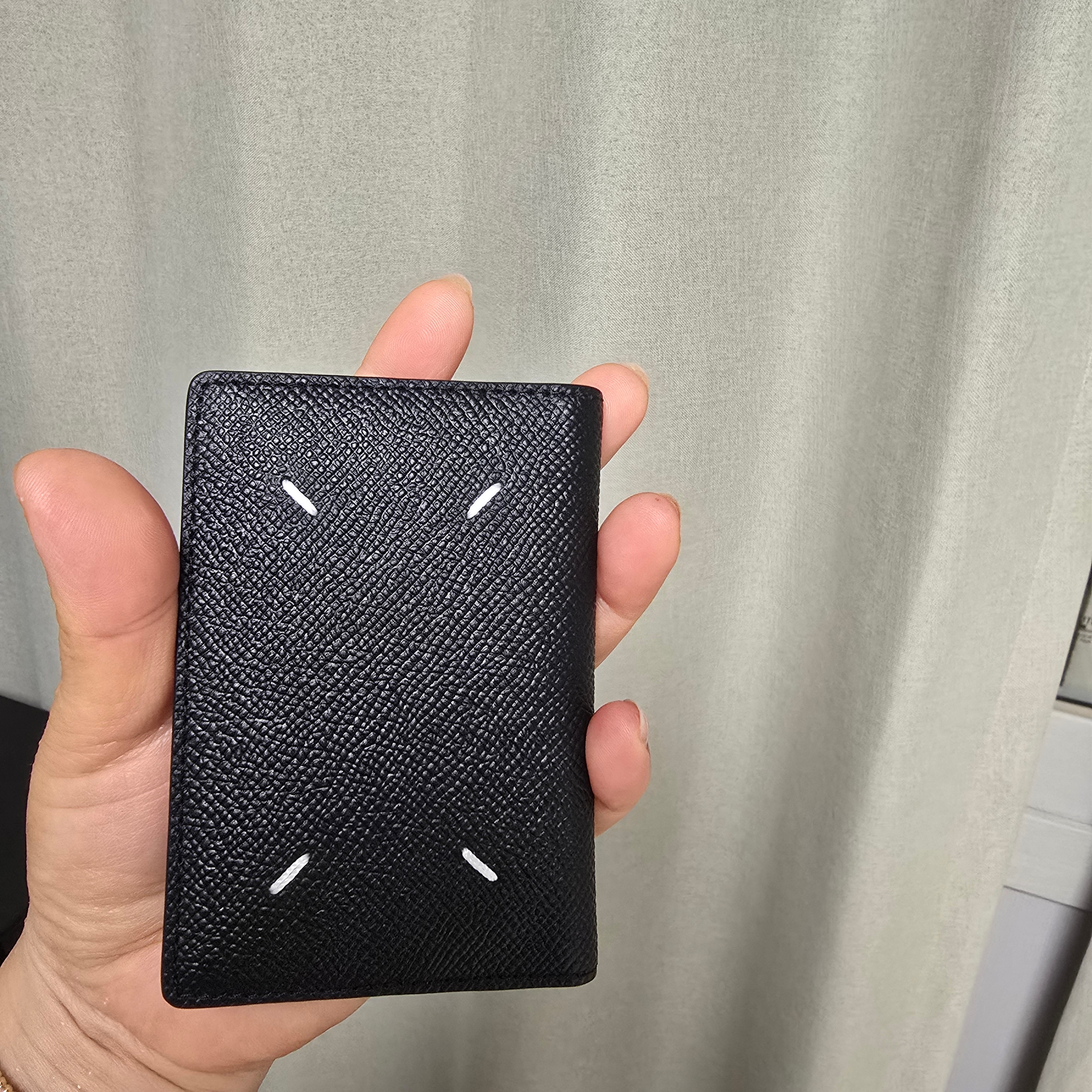 Maison Margiela Leather Bi-Fold Card Holder Black 착용 스타일 - 2
