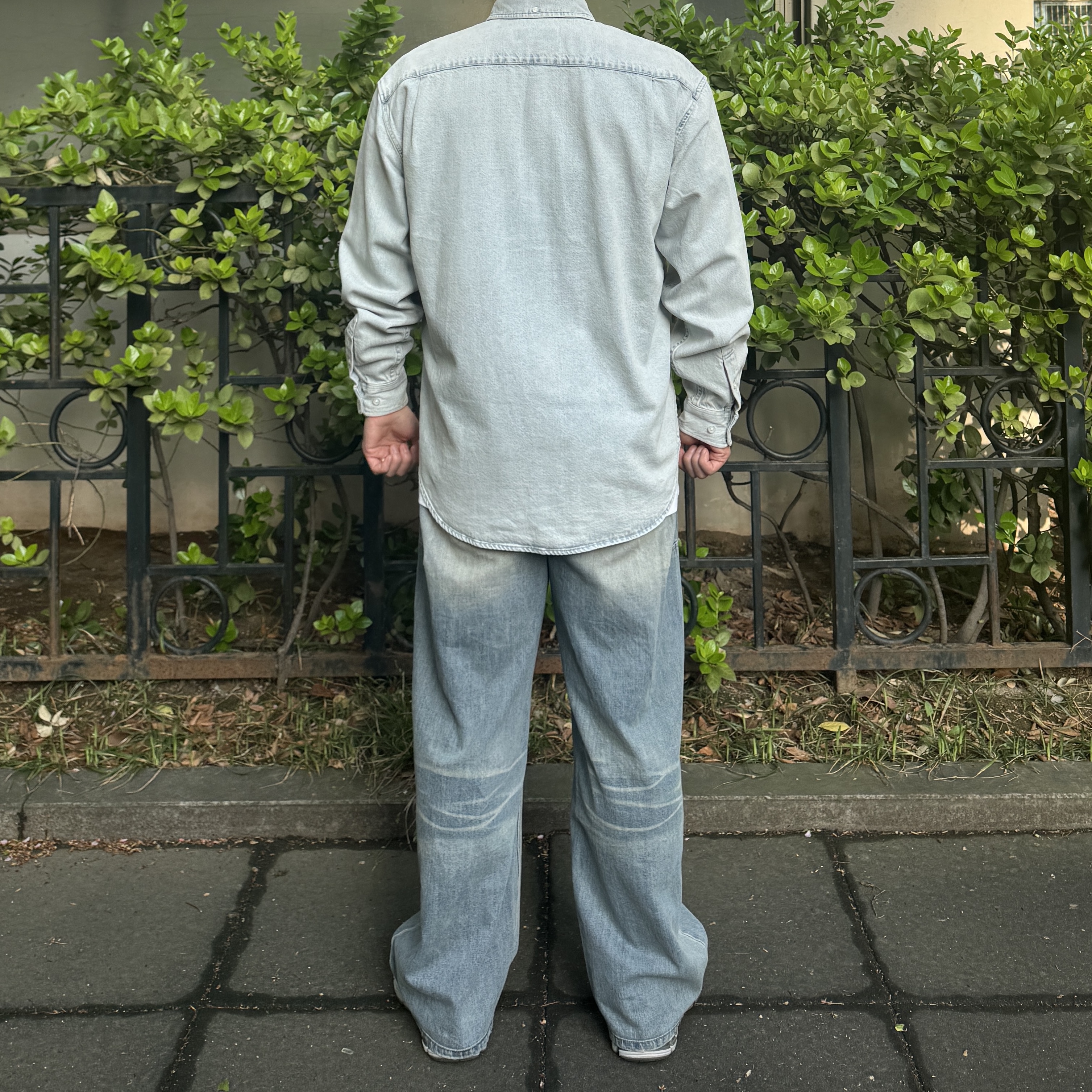 Supreme Small Box Shirt Washed Denim - 24FW, New Balance 1906R Harbor Grey Silver Metalic 착용 스타일 - 3