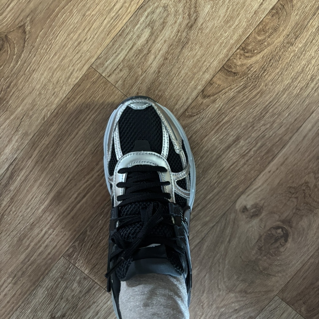 (W) Nike V2K Run Black Dark Smoke Grey 착용 스타일