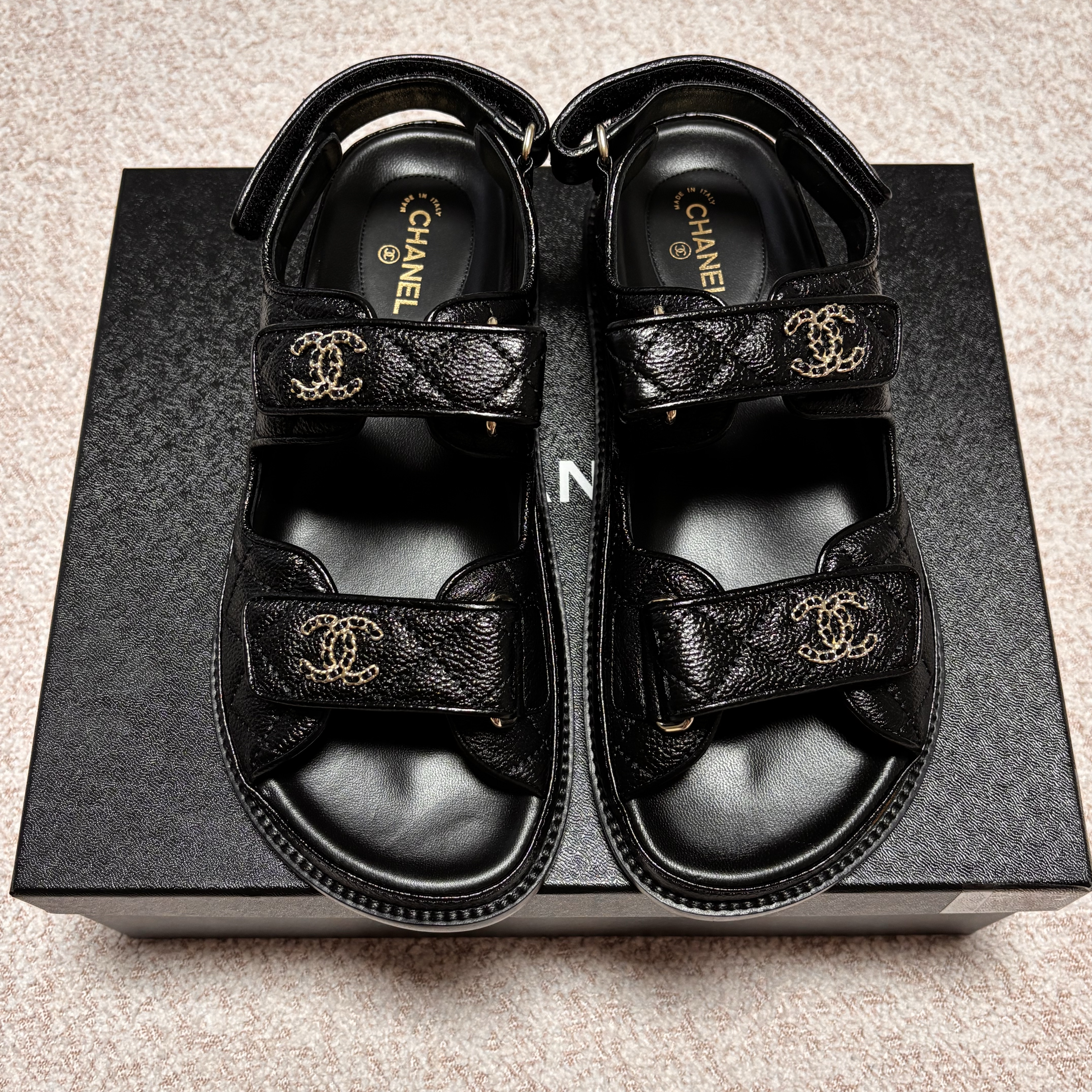 (W) Chanel Sandals Grained Calfskin & Black 착용 스타일 - 2