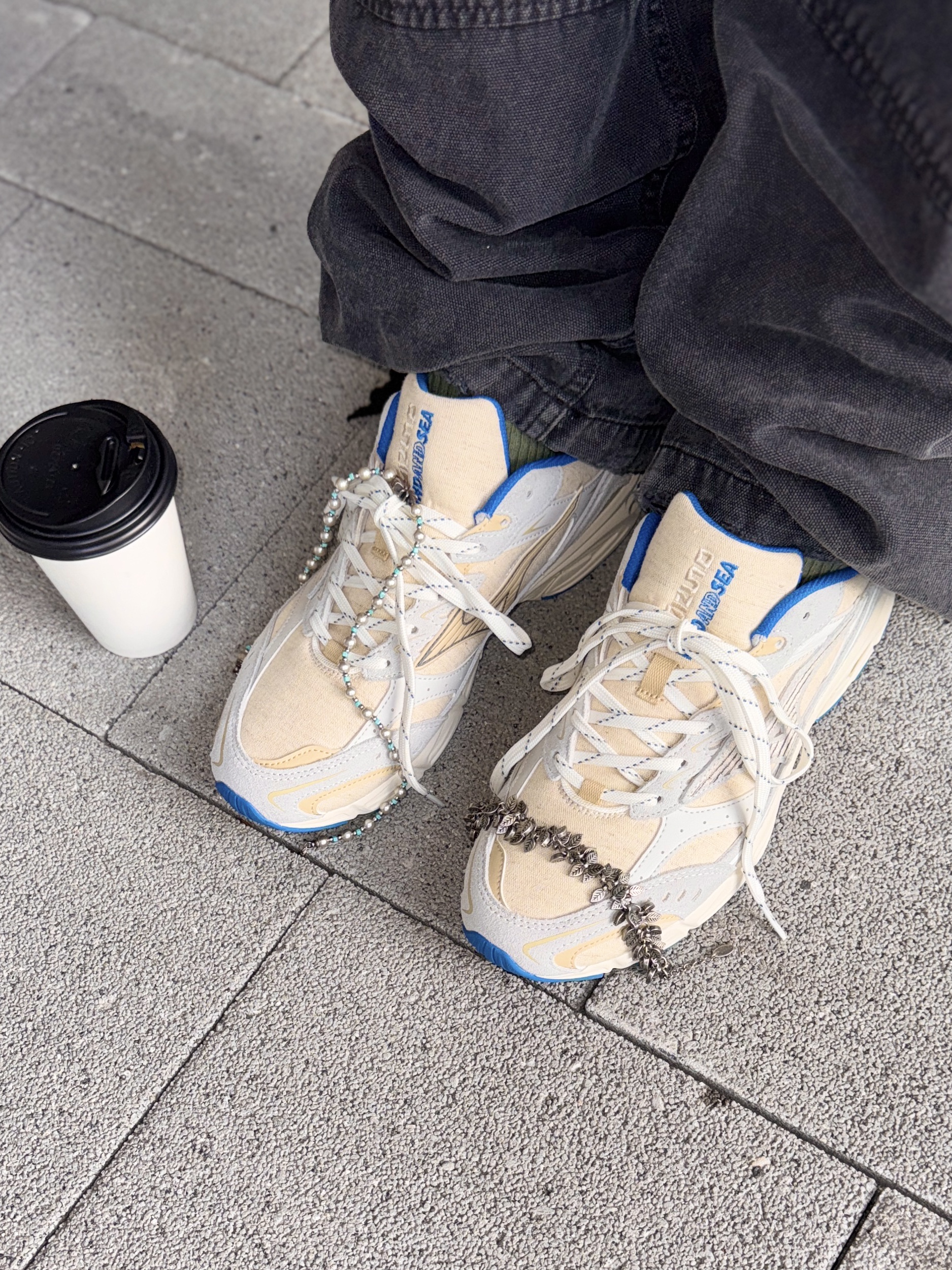 Oofos x Undercover Clog Black, Nike Shox R4 Black and Metallic Silver 착용 스타일 - 6
