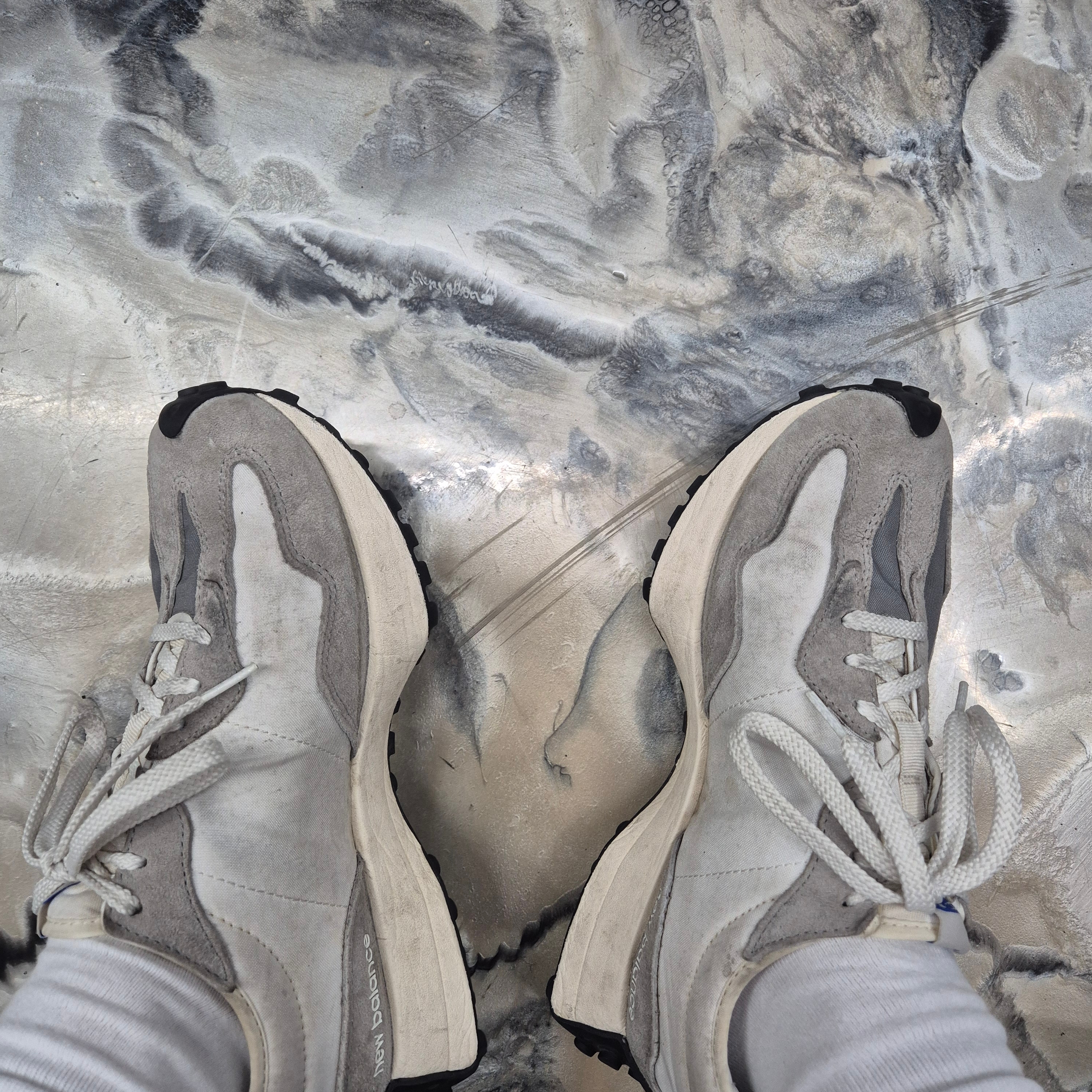 New Balance 327 Grey 착용 스타일