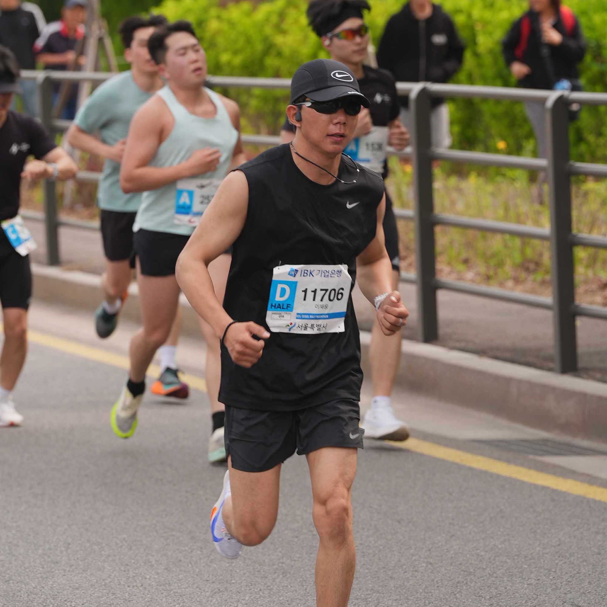 Supreme x Nike Running Hat Black - 25SS, Nike Dri-Fit Legend Sleeveless Fitness T-Shirt Black - Asia 착용 스타일 - 1
