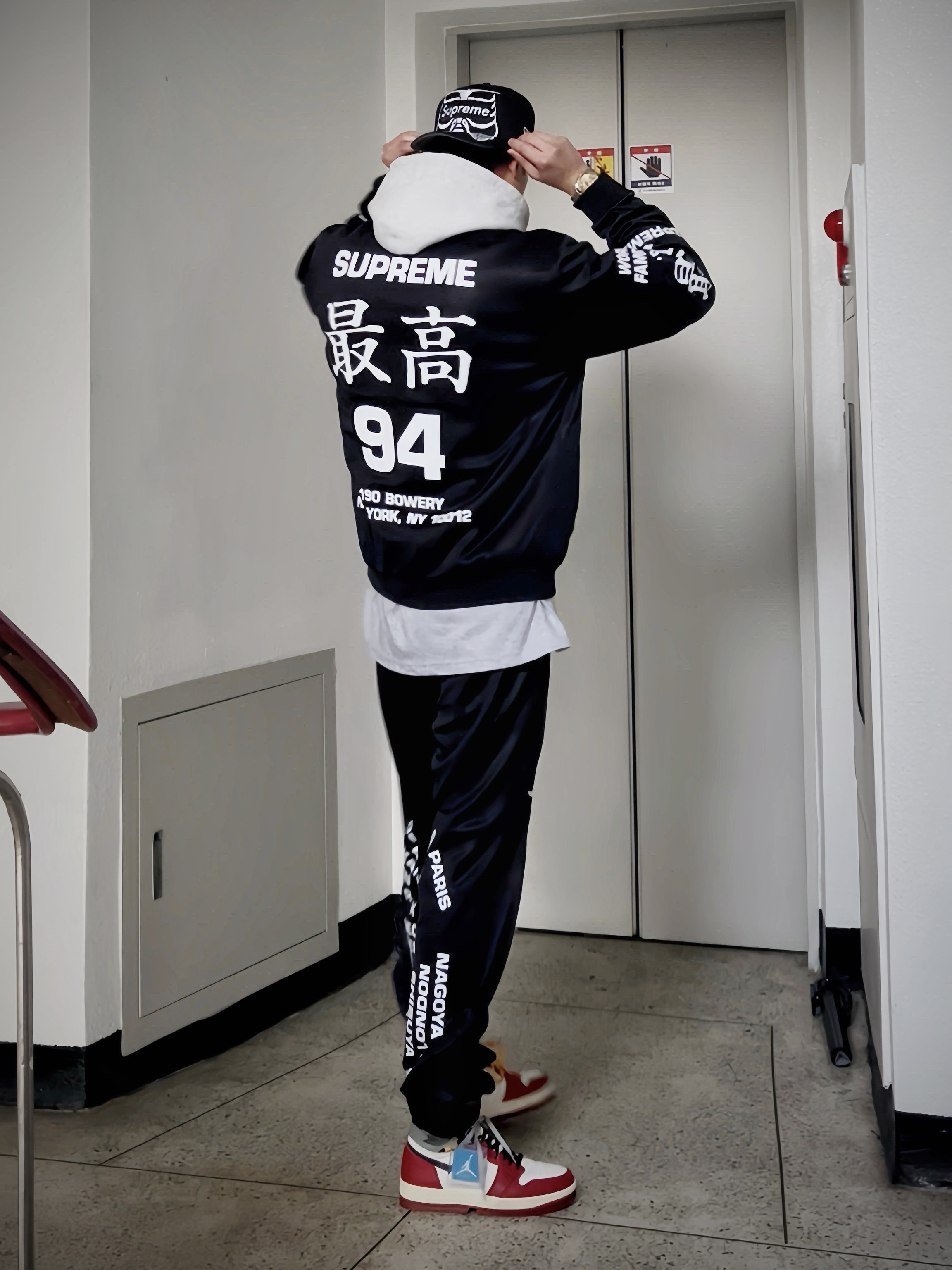 Supreme Bones Box Logo New Era Black - 25SS, Supreme Worldwide Tricot Track Jacket Black - 25SS 착용 스타일 - 2