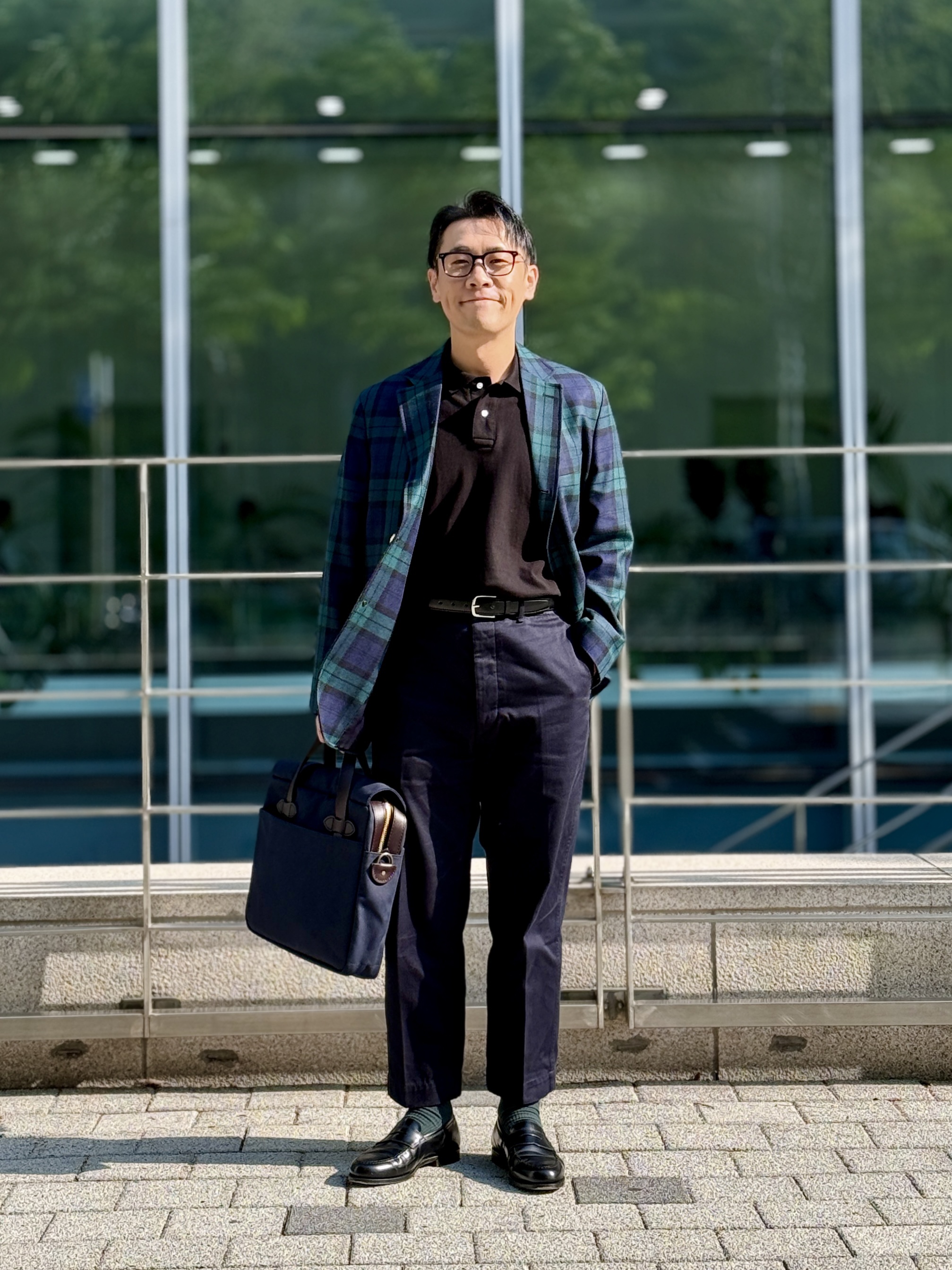 Filson Rugged Twill Original Briefcase Otter Green, AMI de Coeur Polo Shirt Black 착용 스타일 - 3