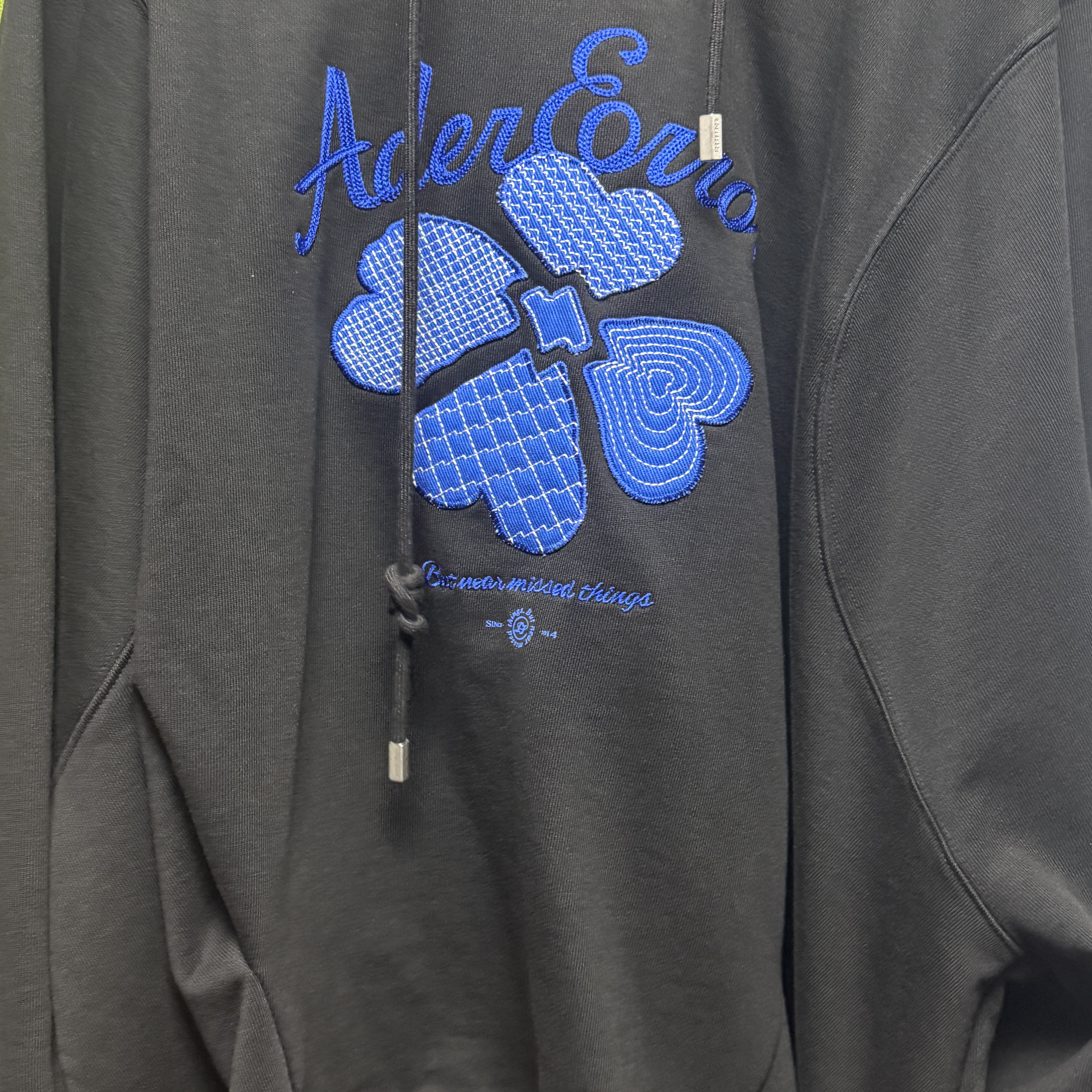 Ader Error Tever logo Hoodie Noir 착용 스타일