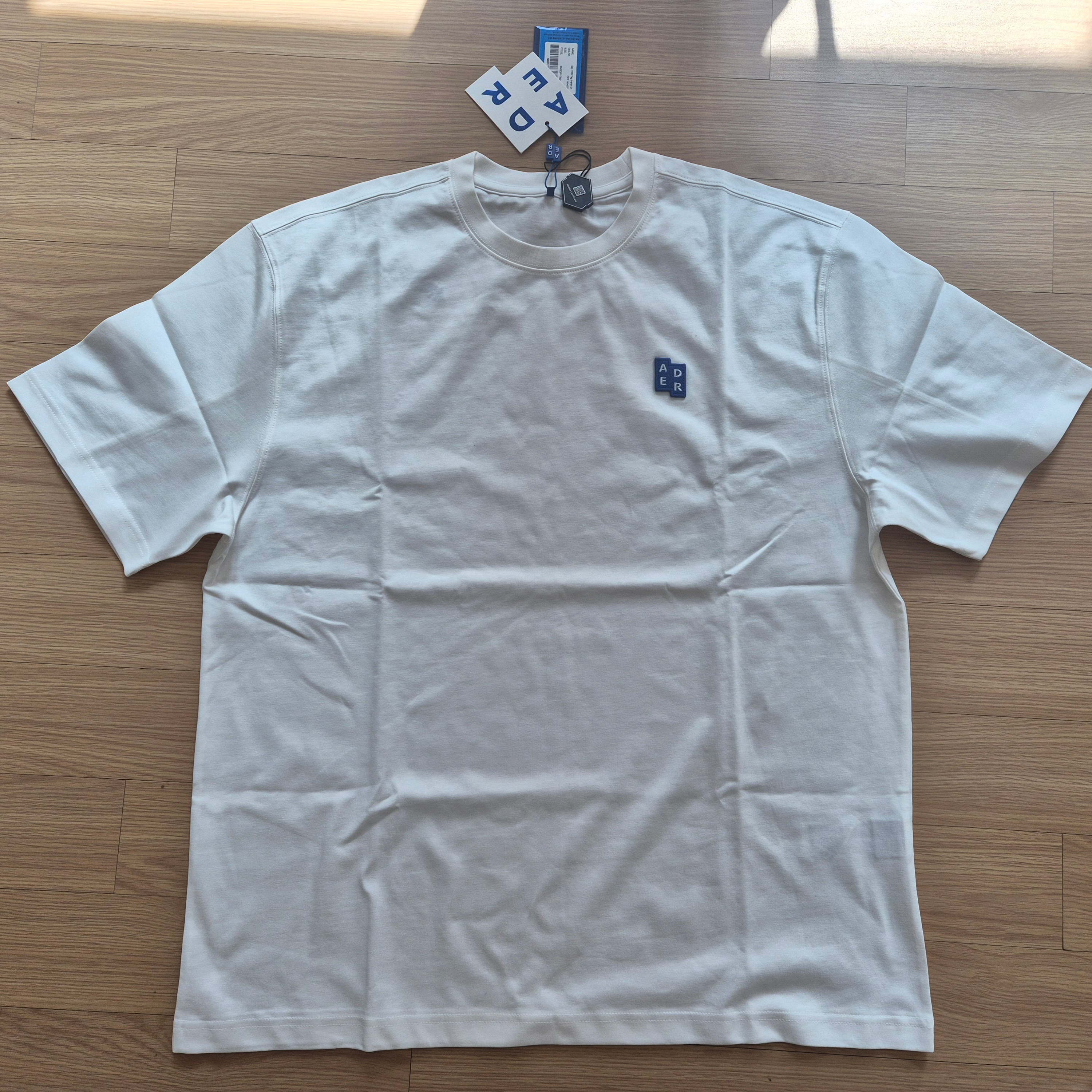 Ader Error Sig; TRS/BL Tag T-Shirt 01 Off White 착용 스타일 - 2