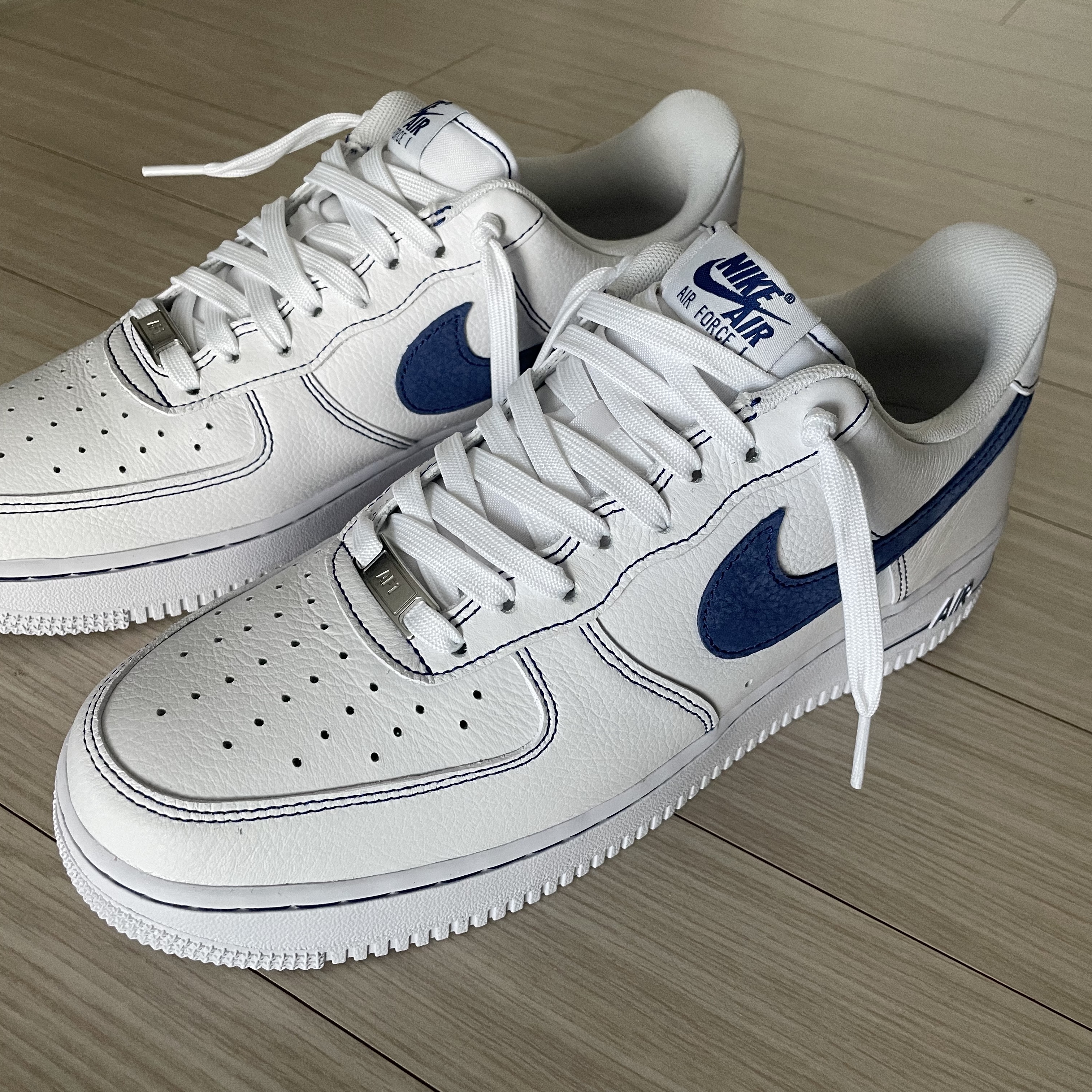 Nike Air Force 1 '07 LV8 White Deep Royal Blue 착용 스타일