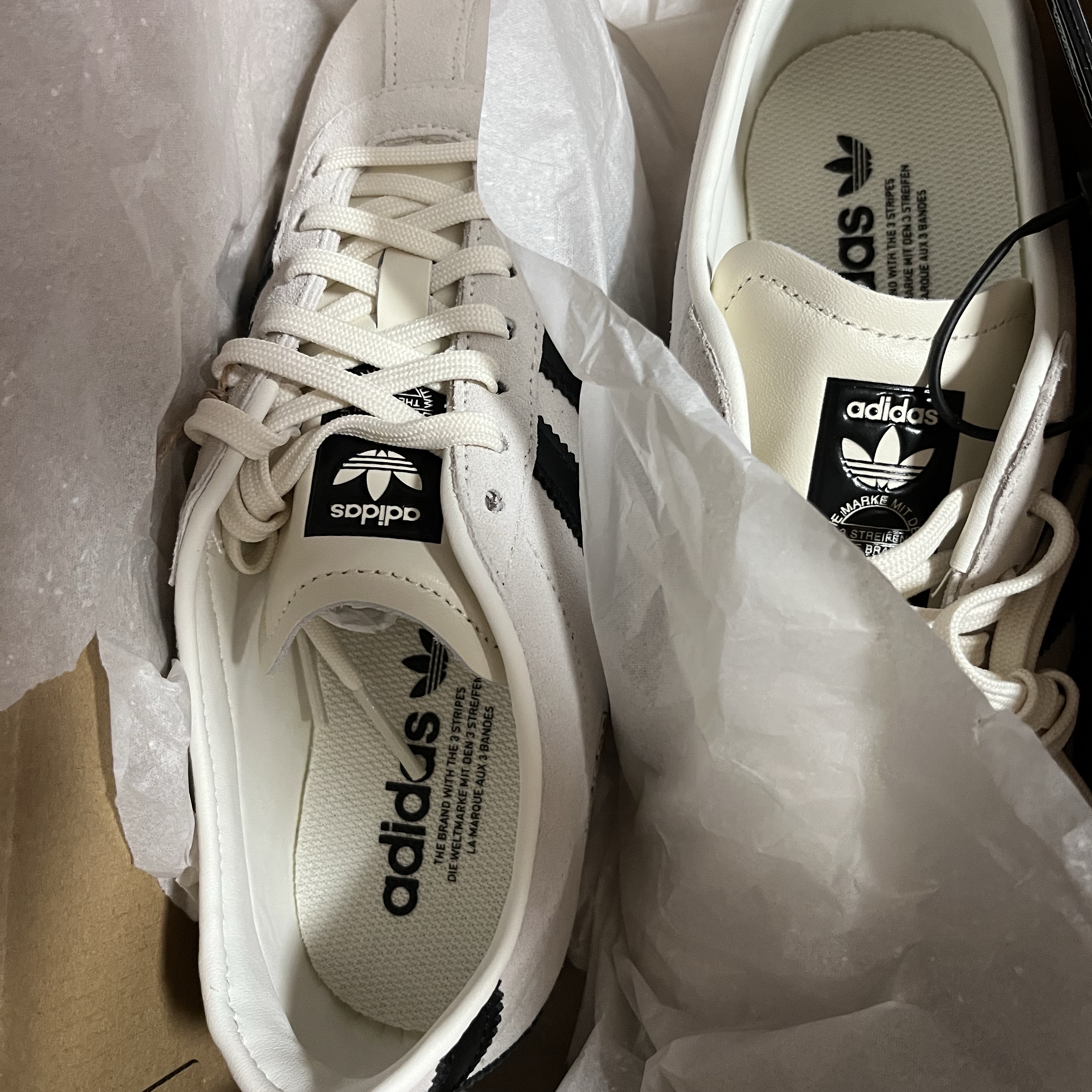 (W) Adidas Tokyo Off White Core Black 착용 스타일