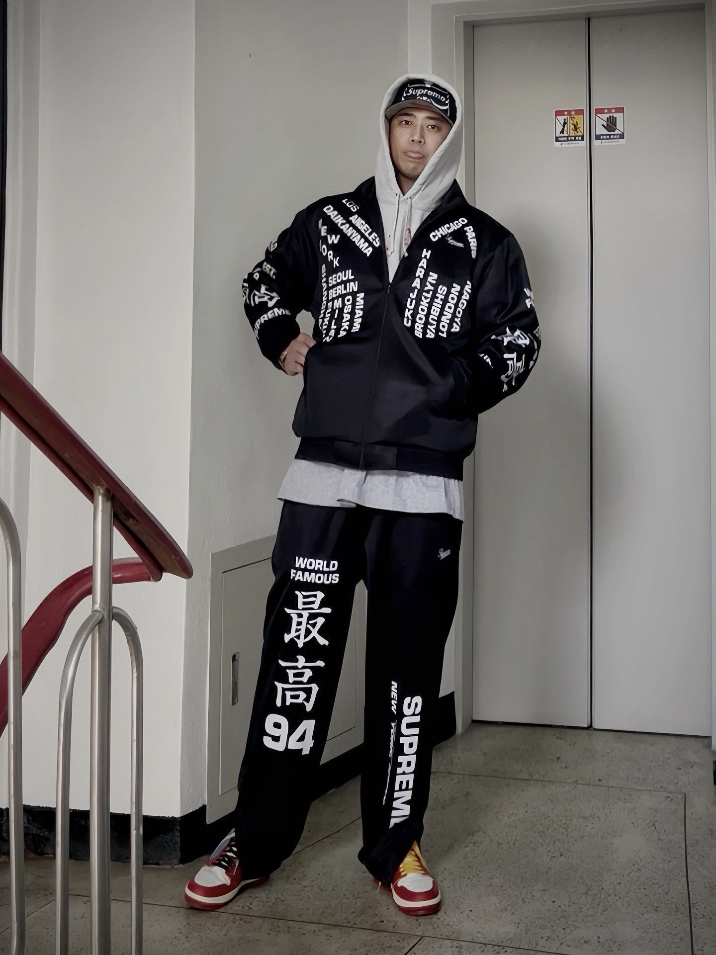 Supreme Bones Box Logo New Era Black - 25SS, Supreme Worldwide Tricot Track Jacket Black - 25SS 착용 스타일 - 1