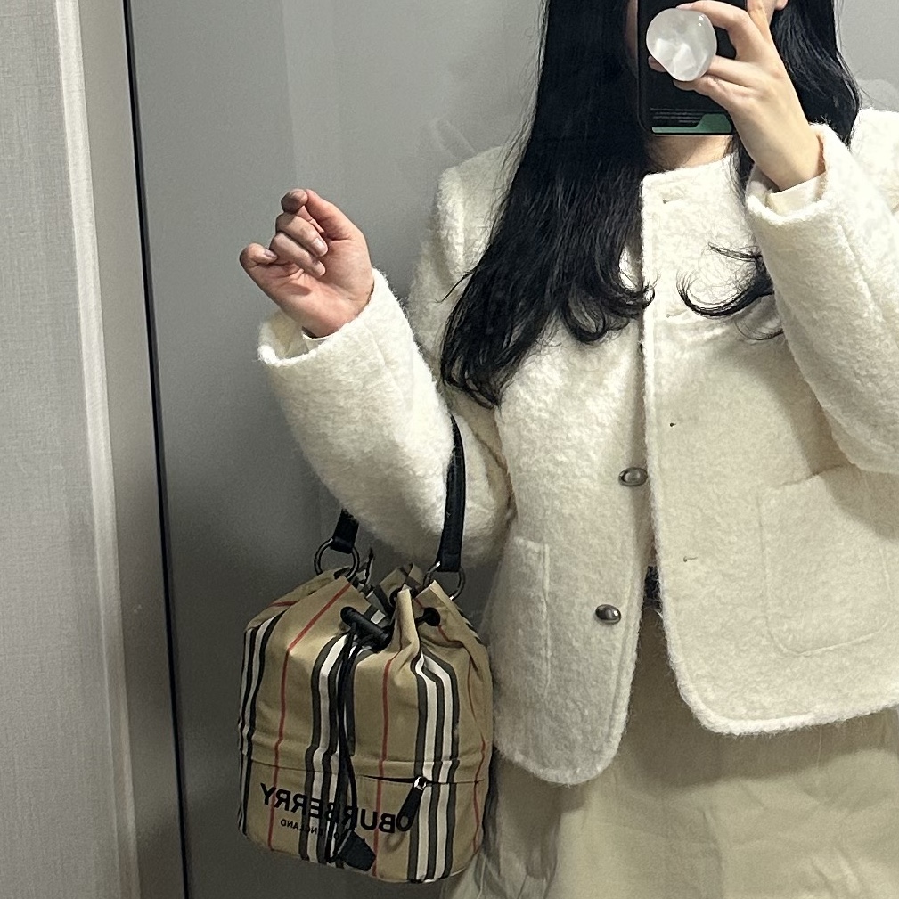 Burberry Icon Stripe Econyl Drawcord Pouch Archive Beige 착용 스타일