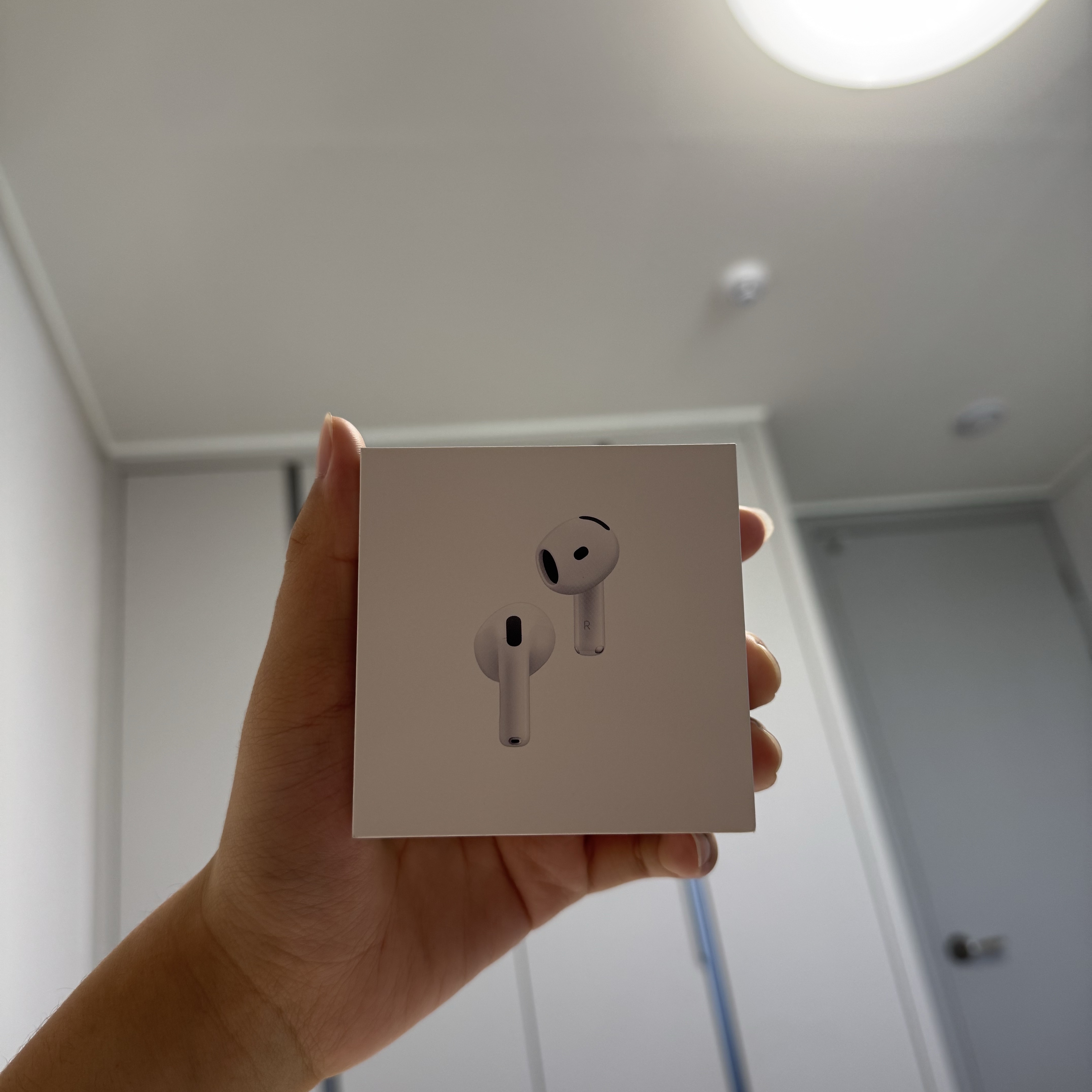 Apple AirPods 4th Gen with Active Noise Cancellation (Korean Ver.) 착용 스타일