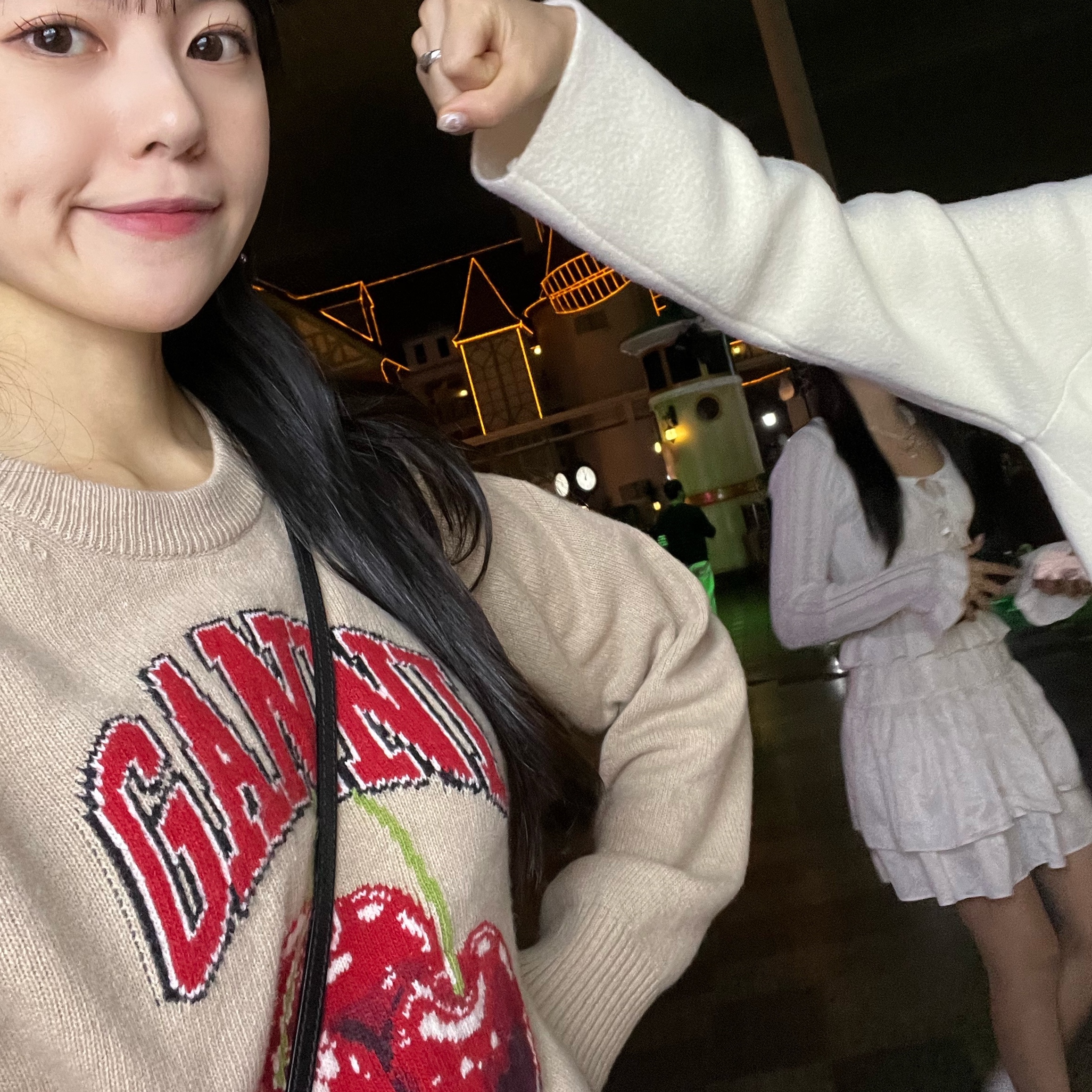 (W) Ganni Intarsia Cherry Wool Sweater Safari 착용 스타일 - 2