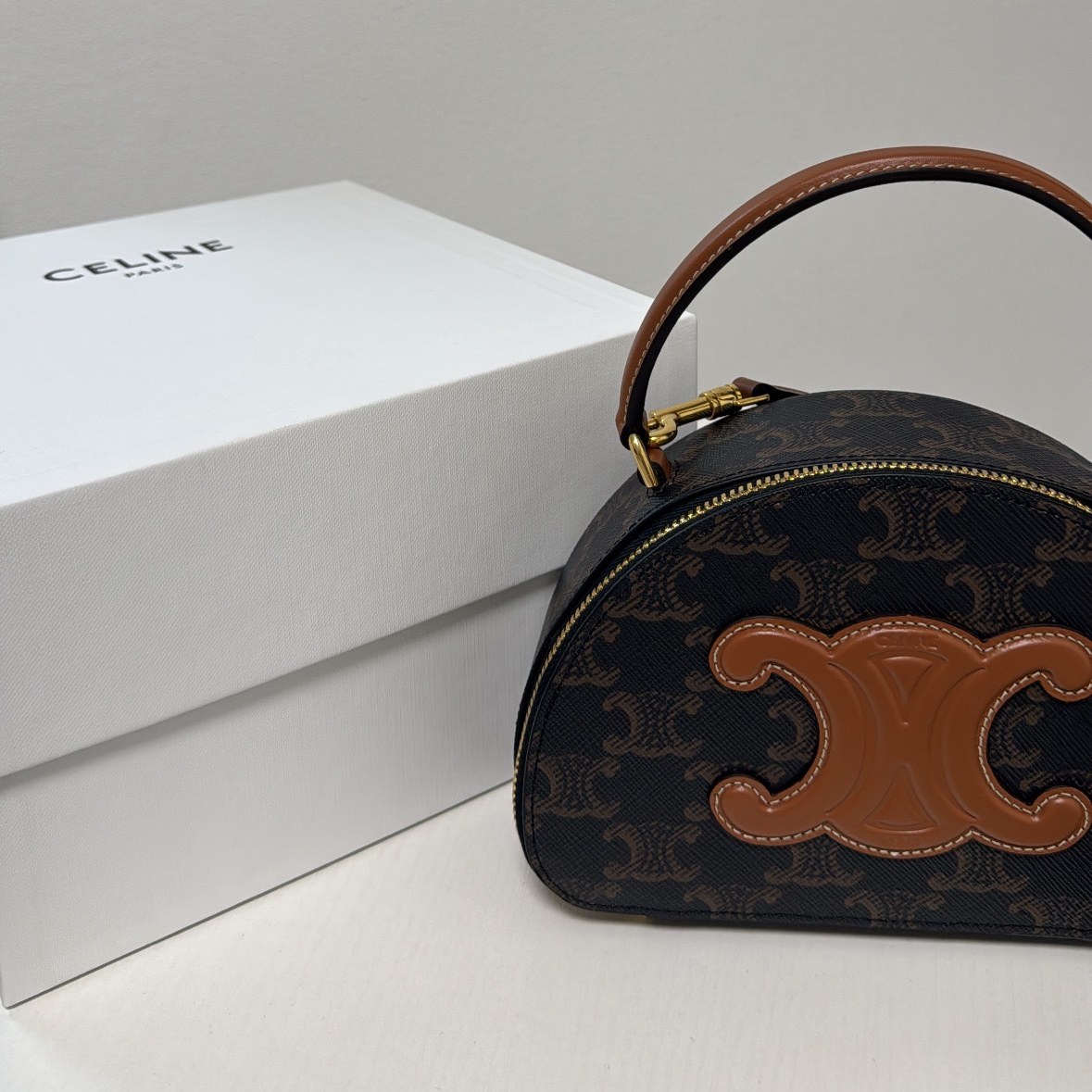 Celine Half Moon Case Triomphe Canvas Tan 착용 스타일