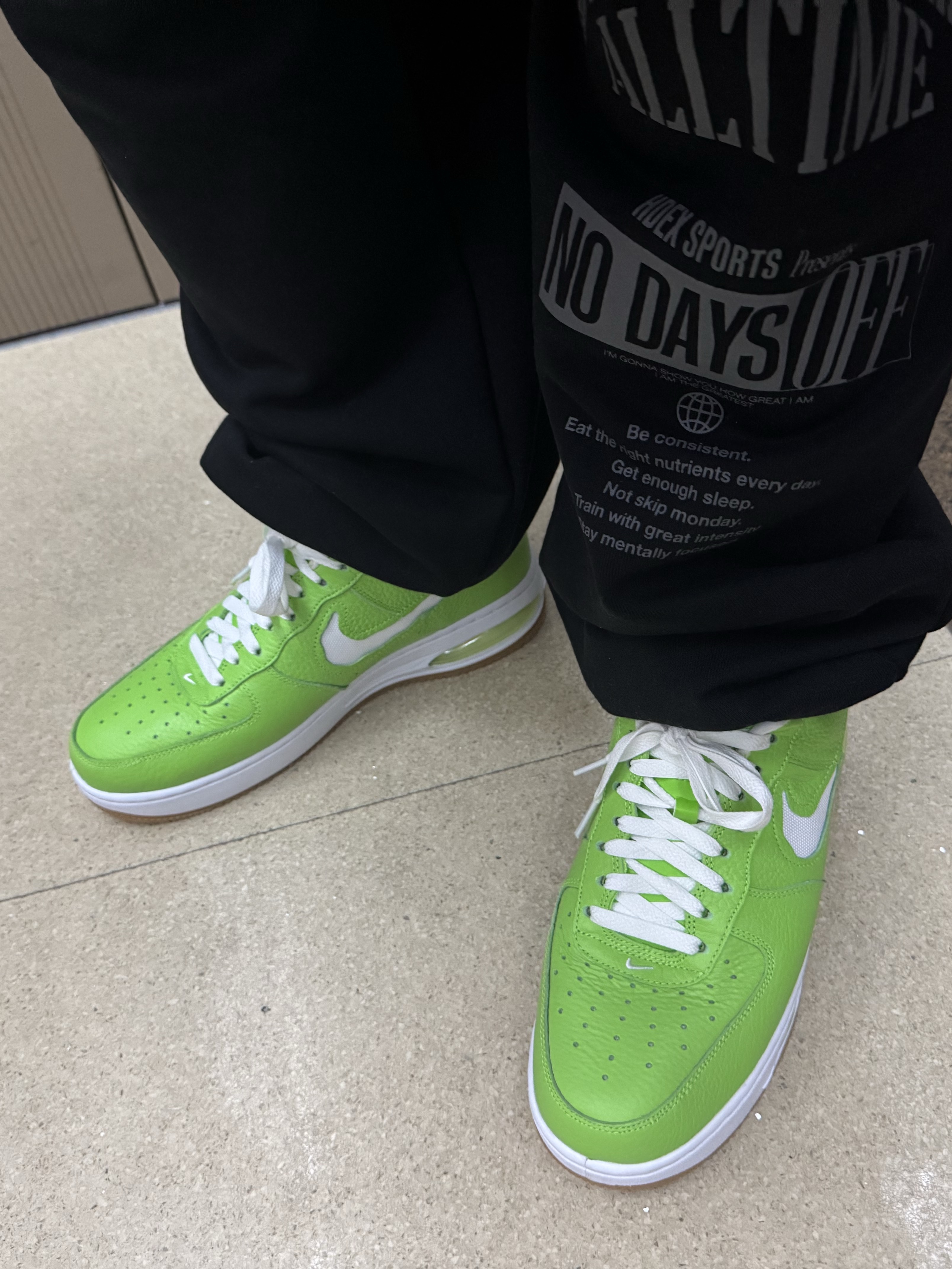 Nike Air Force 1 Low EVO Action Green Light Lemon Twist, HDEX Grow Jogger Sweat Pants 착용 스타일 - 1