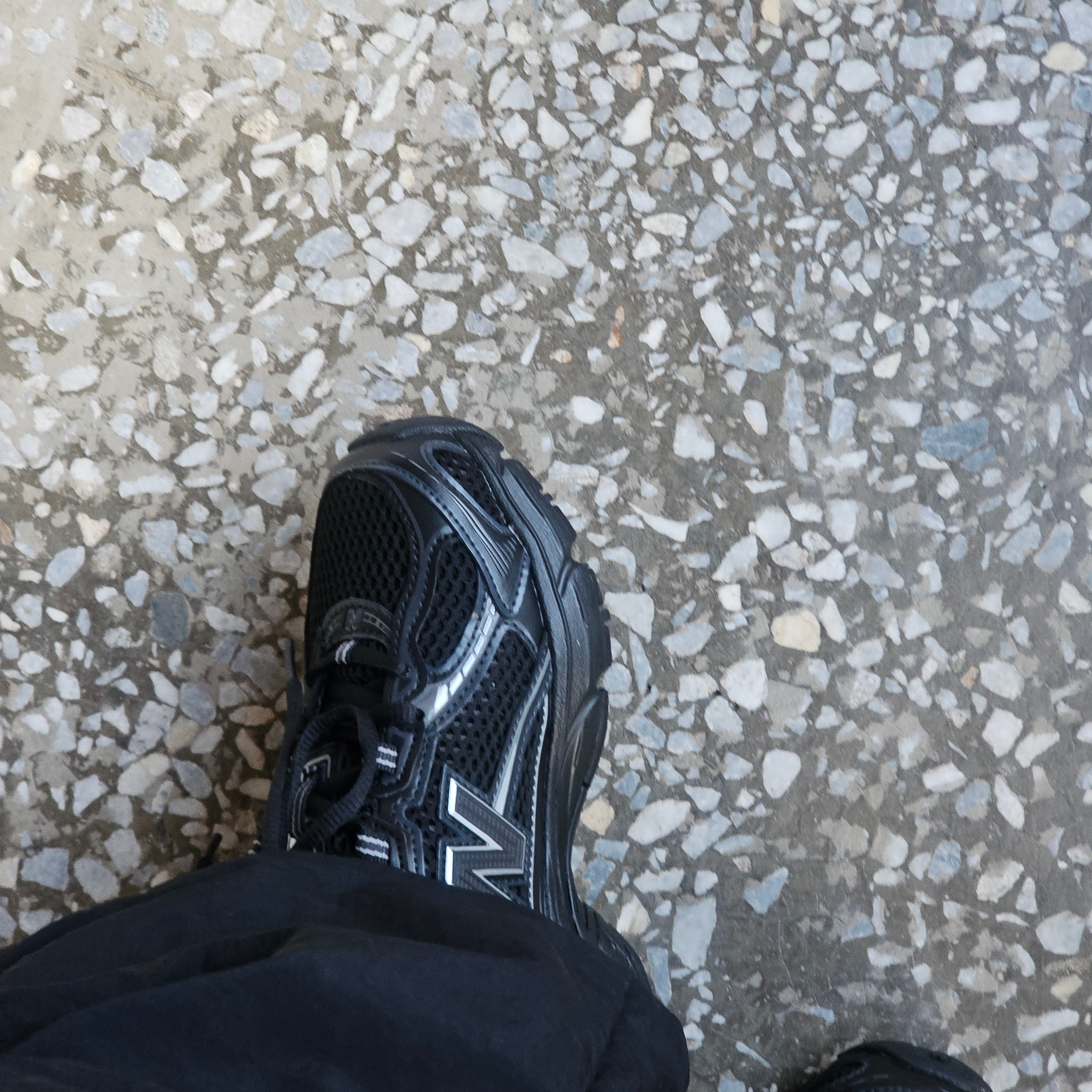 New Balance 740v2 Black Silver Metallic 착용 스타일 - 1