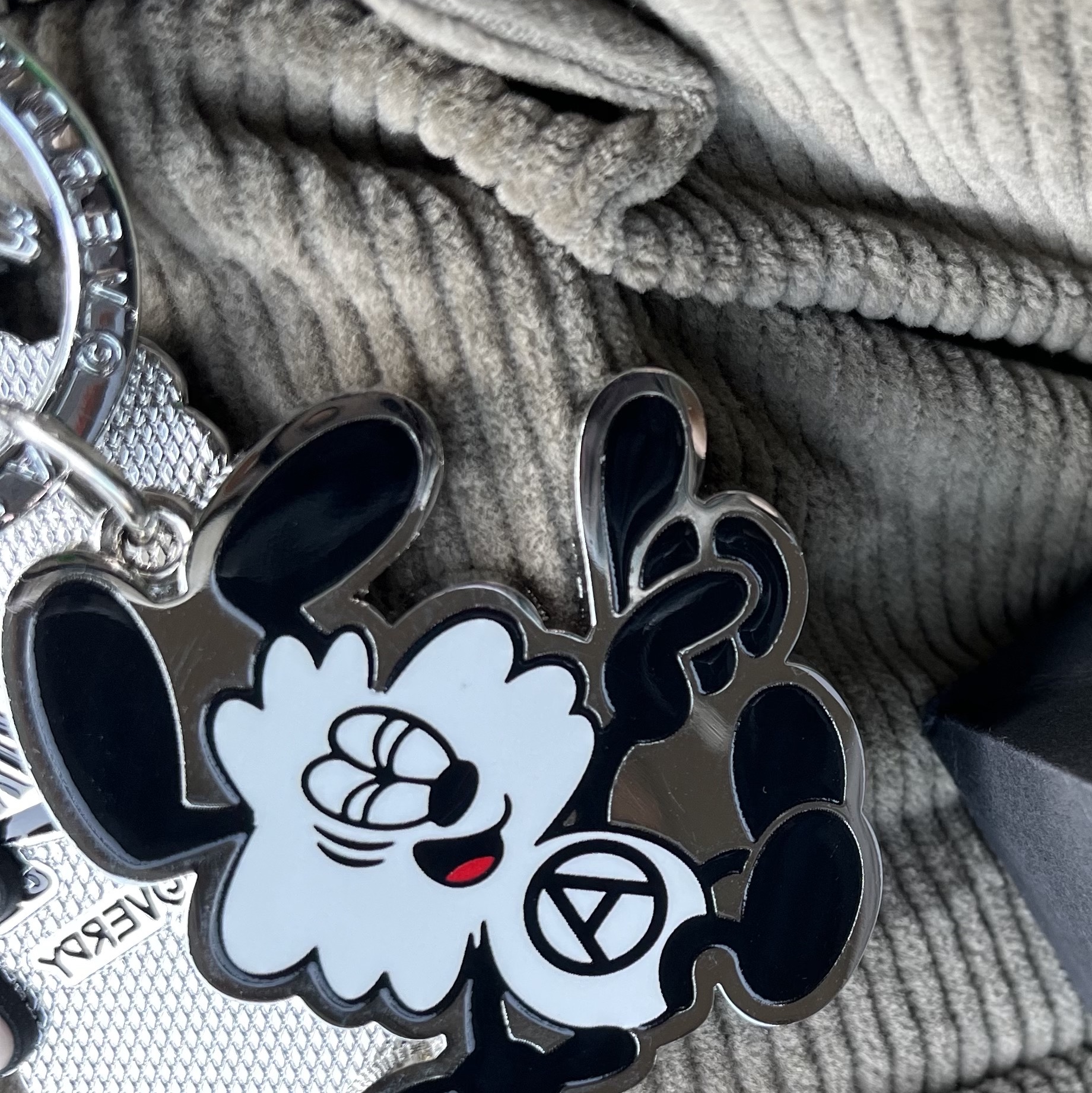 Verdy Otsumo Plaza Key Charm Vick Silver - Otsumo Plaza Exclusive 착용 스타일