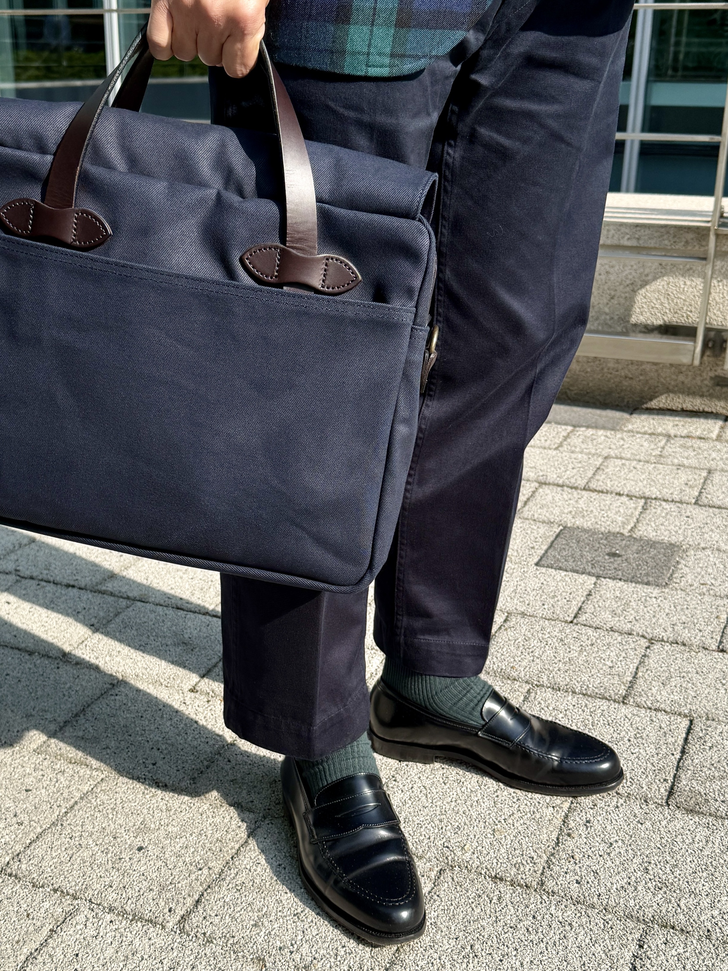 Filson Rugged Twill Original Briefcase Otter Green, AMI de Coeur Polo Shirt Black 착용 스타일 - 5