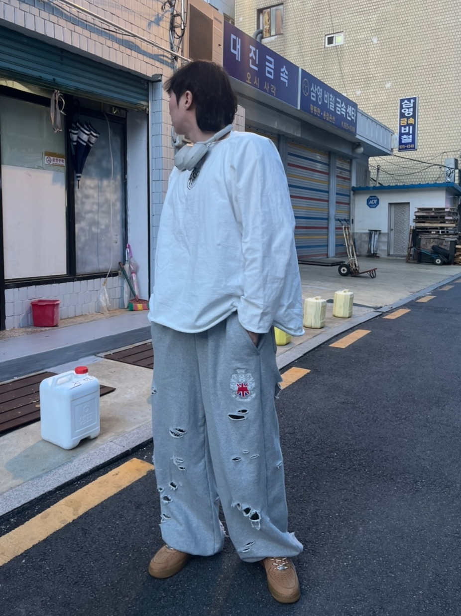 Nike x Supreme Air Force 1 Low Flax, Yeezy Vultures Long Sleeve T-Shirt White 착용 스타일 - 1