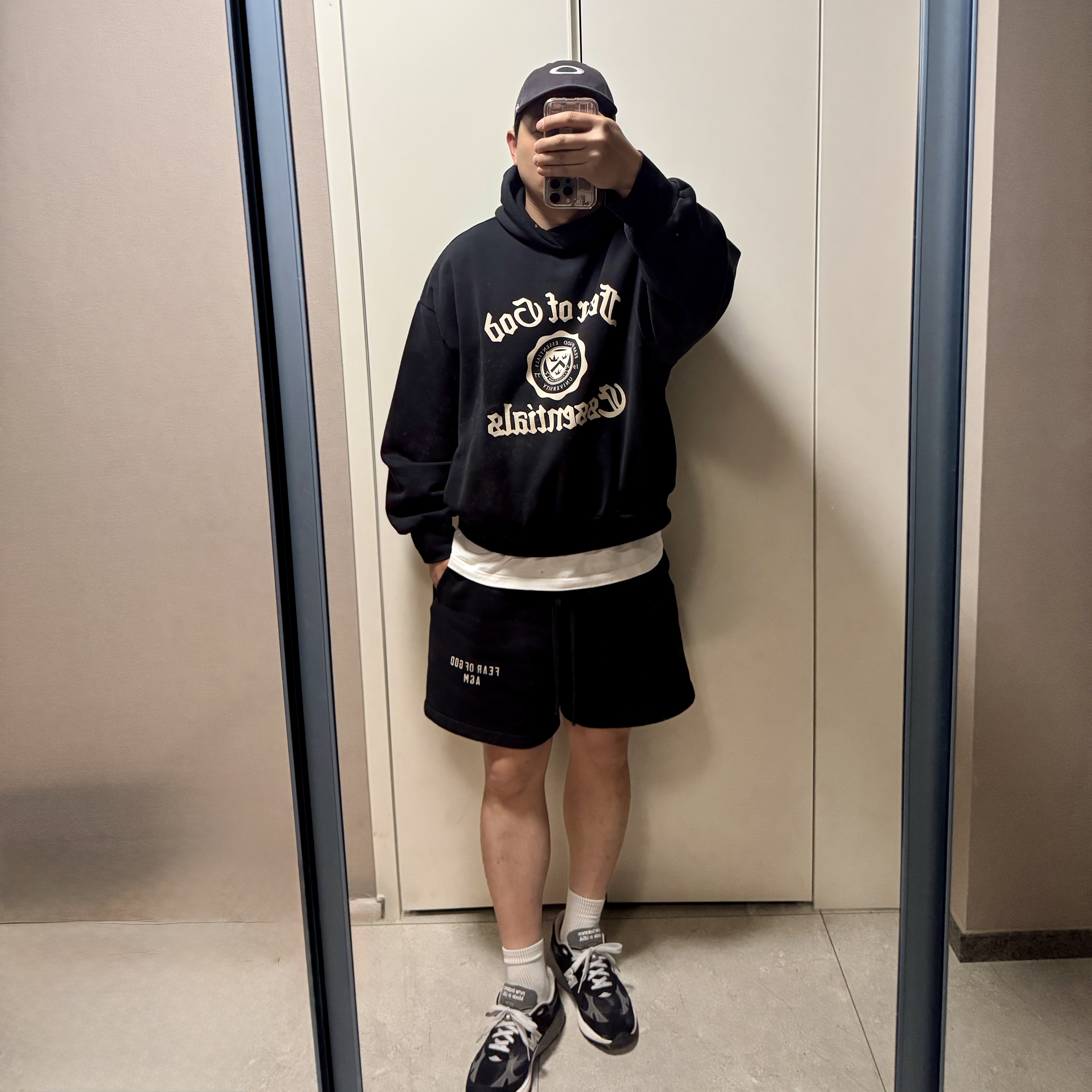 Oakley Remix Dad Hat Blackout, New Balance 993 Made in USA Black - D Standard 착용 스타일