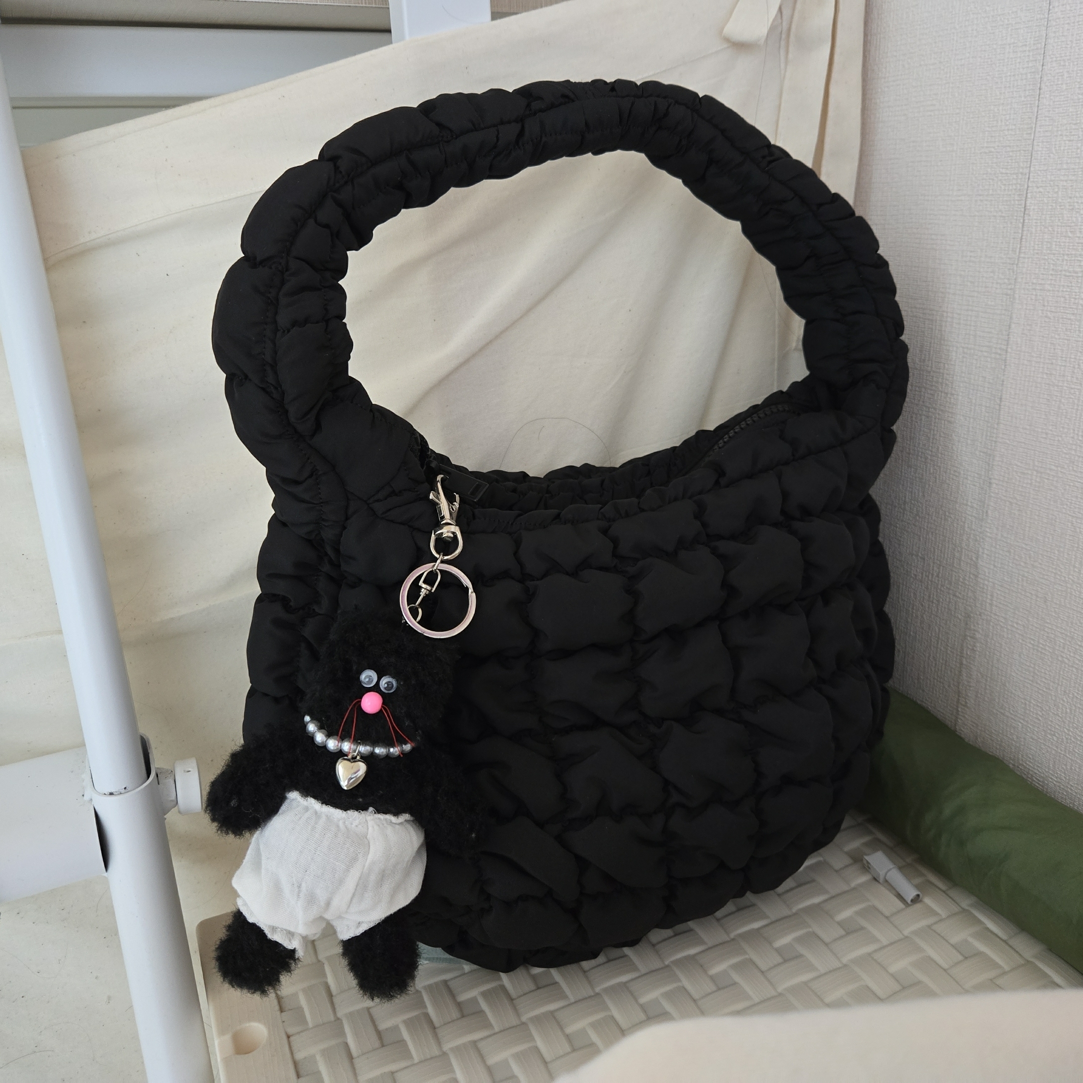 COS Quilted Mini Bag Black, Monamhee Beulpingi Keyring with White Pants Black 착용 스타일