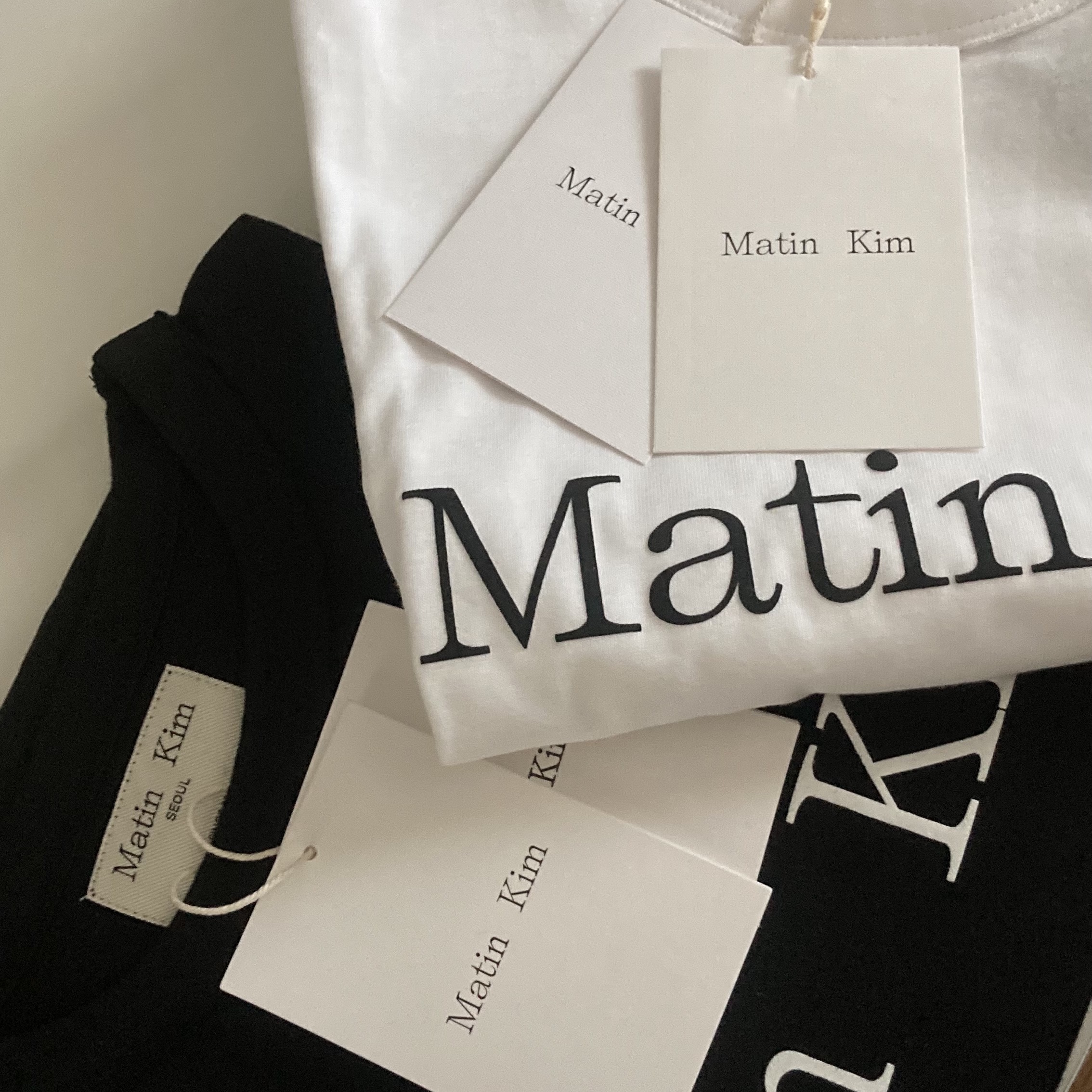 Matin Kim Logo Top White 착용 스타일