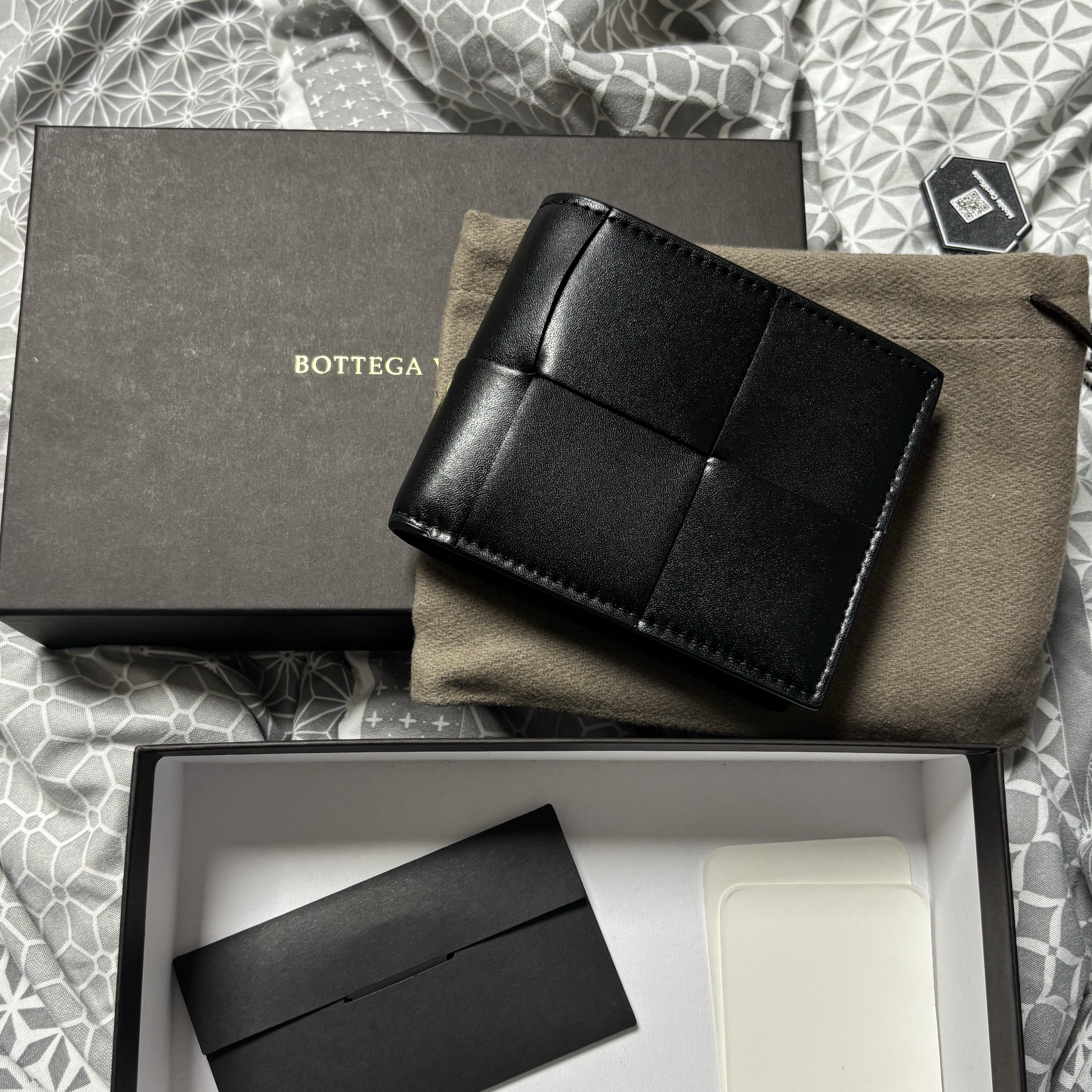 Bottega Veneta Bi-Fold Wallet Black 착용 스타일 - 1