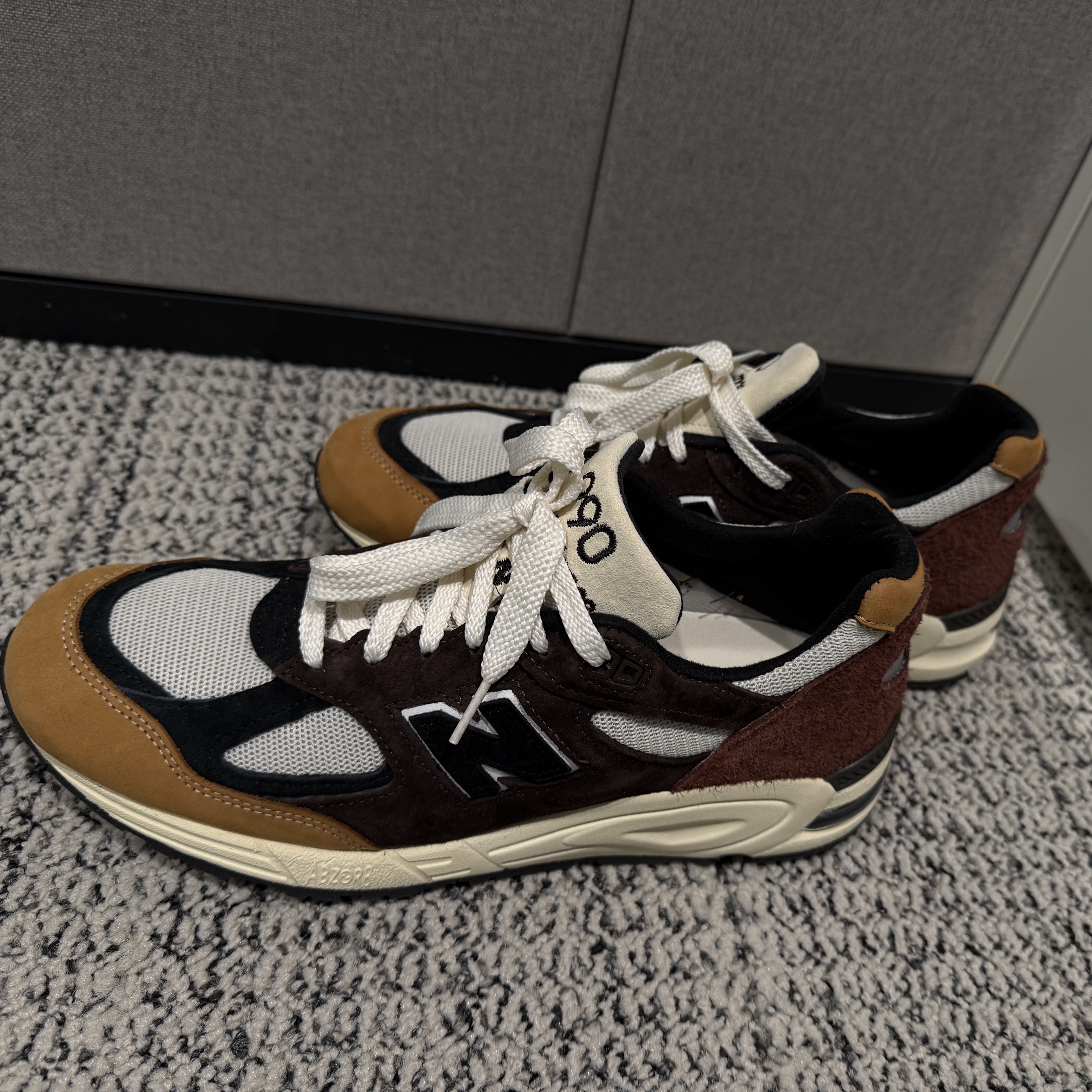 New Balance 990v2 Made in USA Brown Beige 착용 스타일