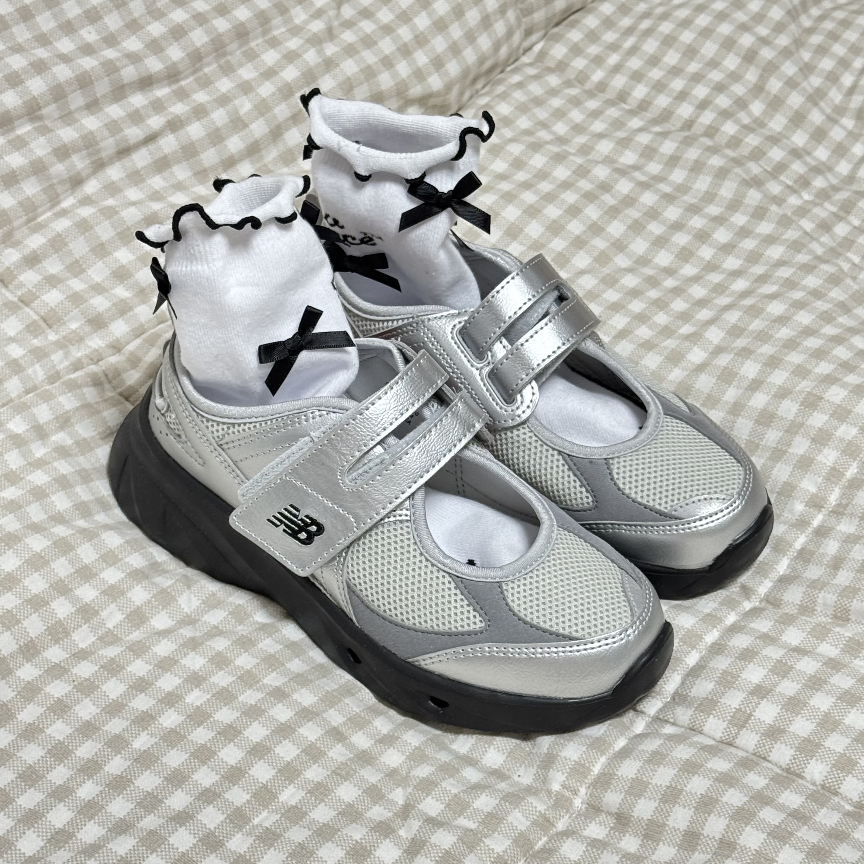 (W) New Balance Breeze SD2202 Metalic Silver 착용 스타일 - 1