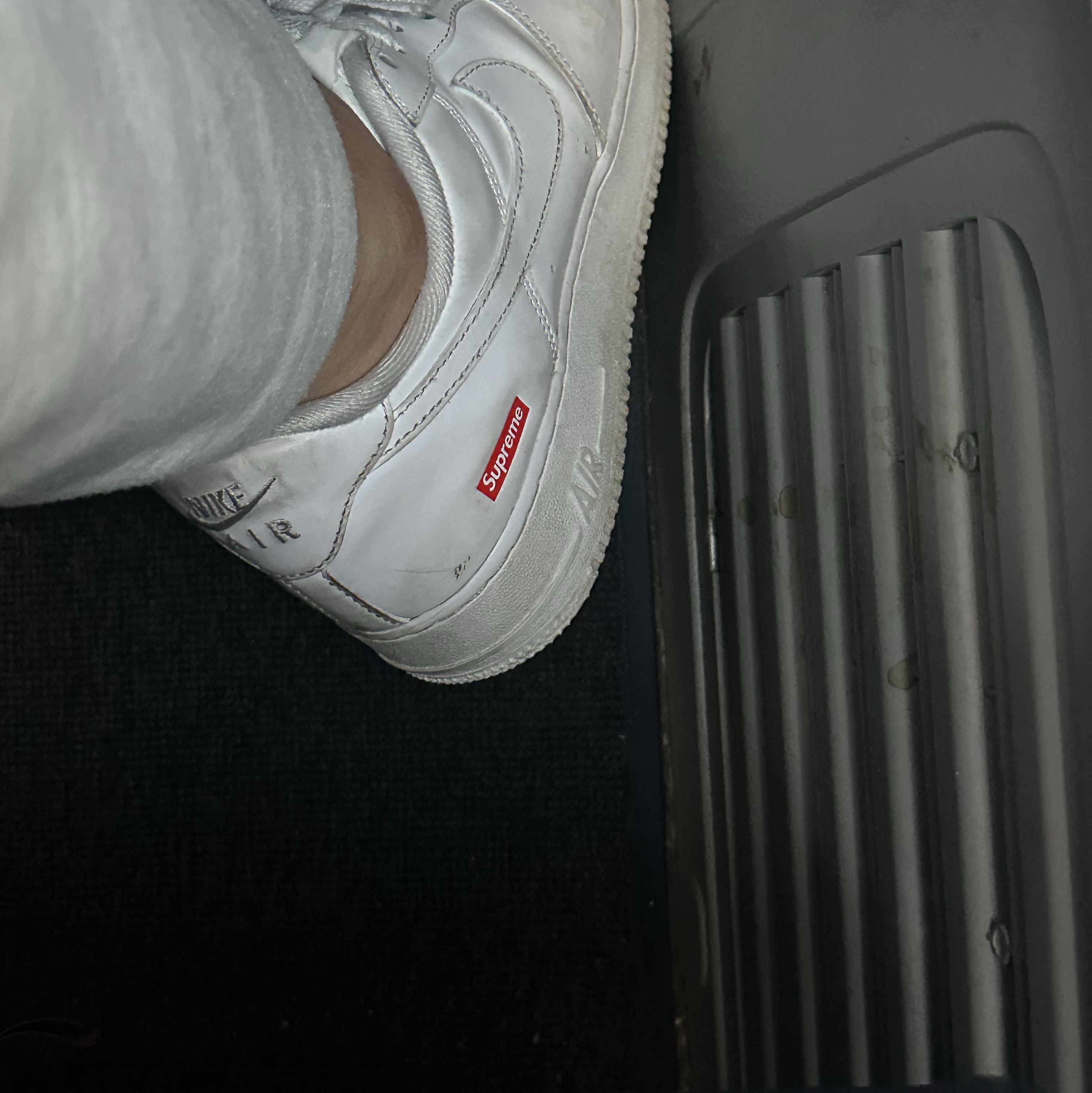 Nike x Supreme Air Force 1 Low White 착용 스타일