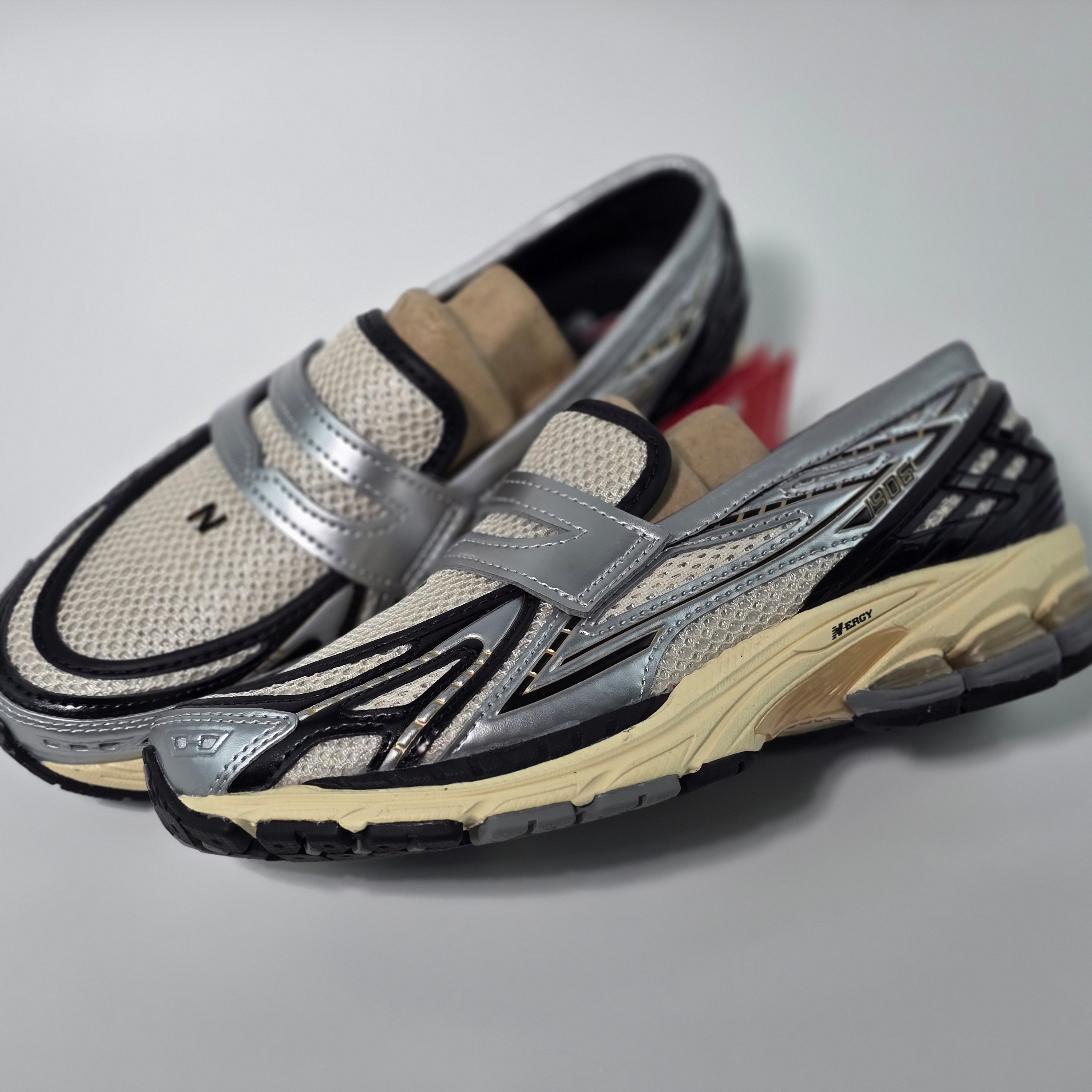 New Balance 1906L Silver Metallic Cream 착용 스타일