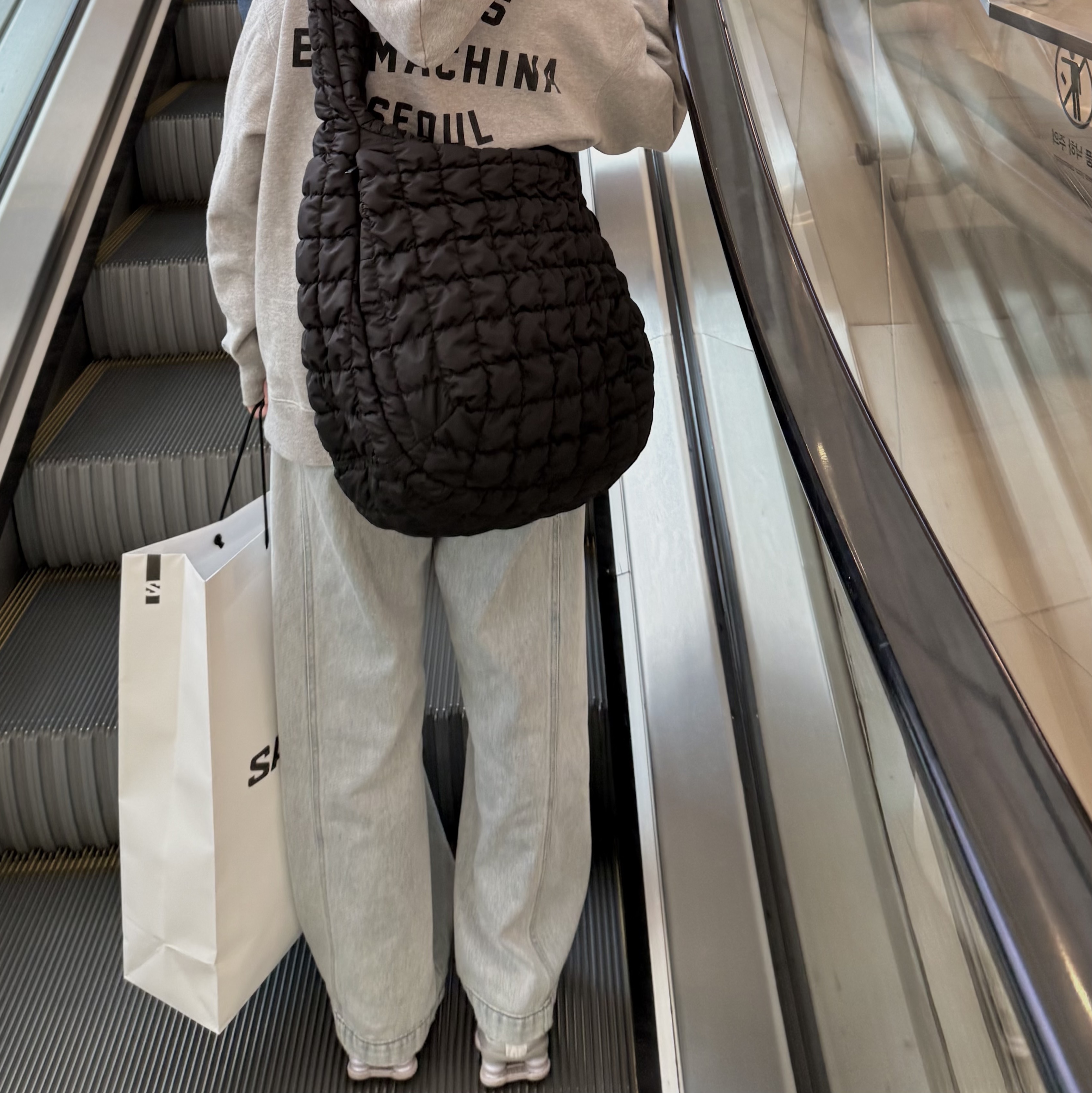 (W) Nike Shox R4 White and Metallic Platinum, COS Quilted Oversized Shoulder Bag Black 착용 스타일