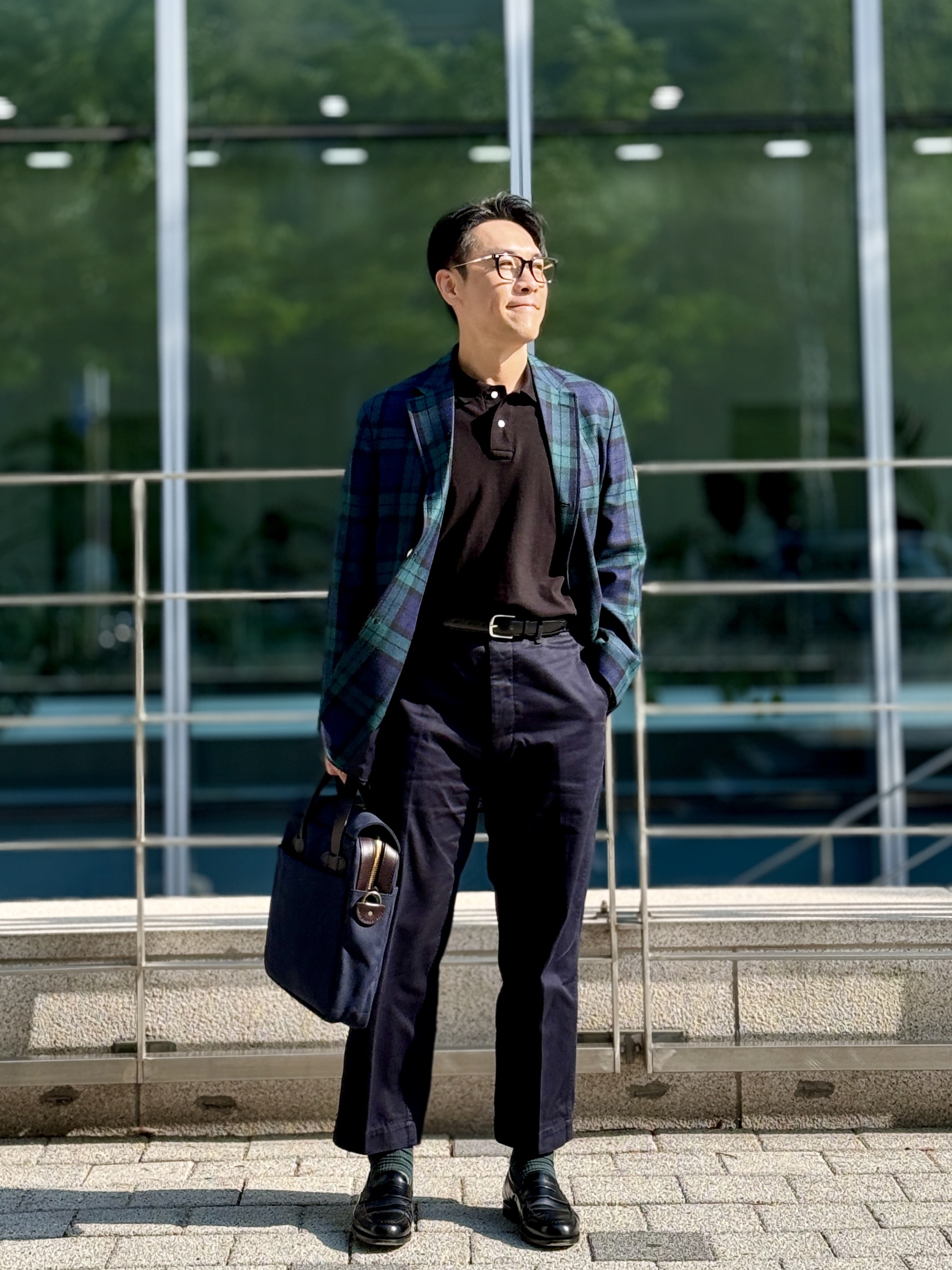 Filson Rugged Twill Original Briefcase Otter Green, AMI de Coeur Polo Shirt Black 착용 스타일 - 1