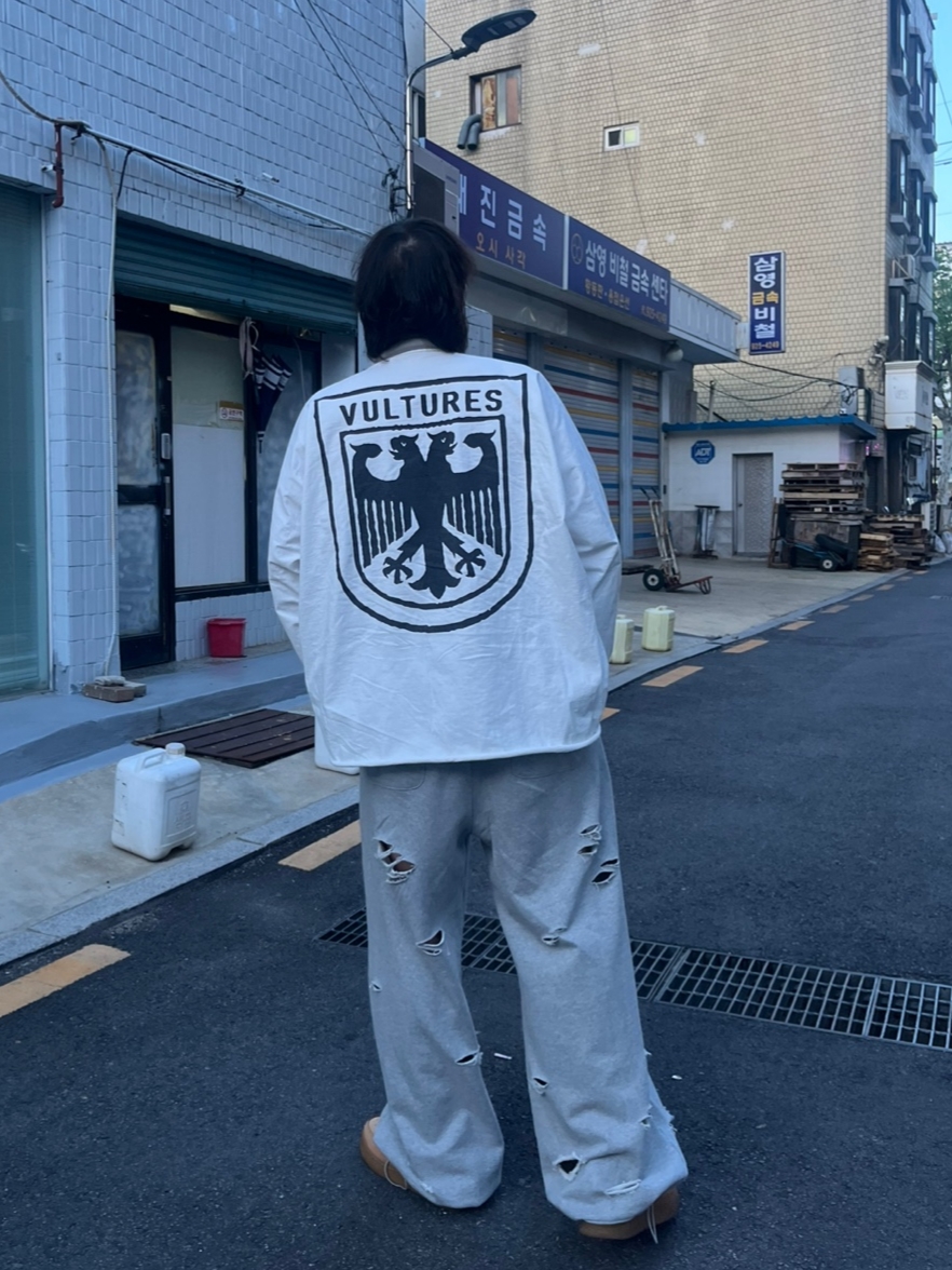 Nike x Supreme Air Force 1 Low Flax, Yeezy Vultures Long Sleeve T-Shirt White 착용 스타일 - 2