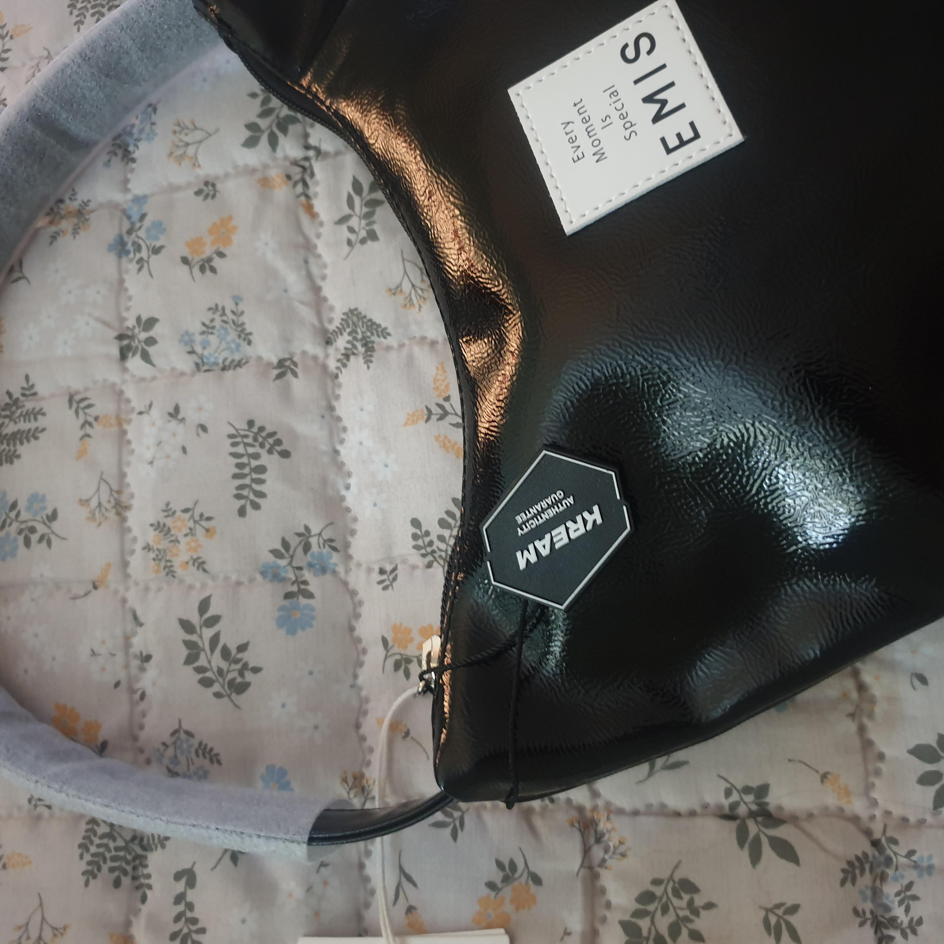 Emis New Enamel Hobo Bag Black 착용 스타일