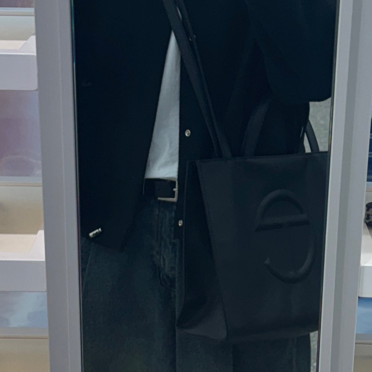 Telfar Medium Shopping Bag Black 착용 스타일