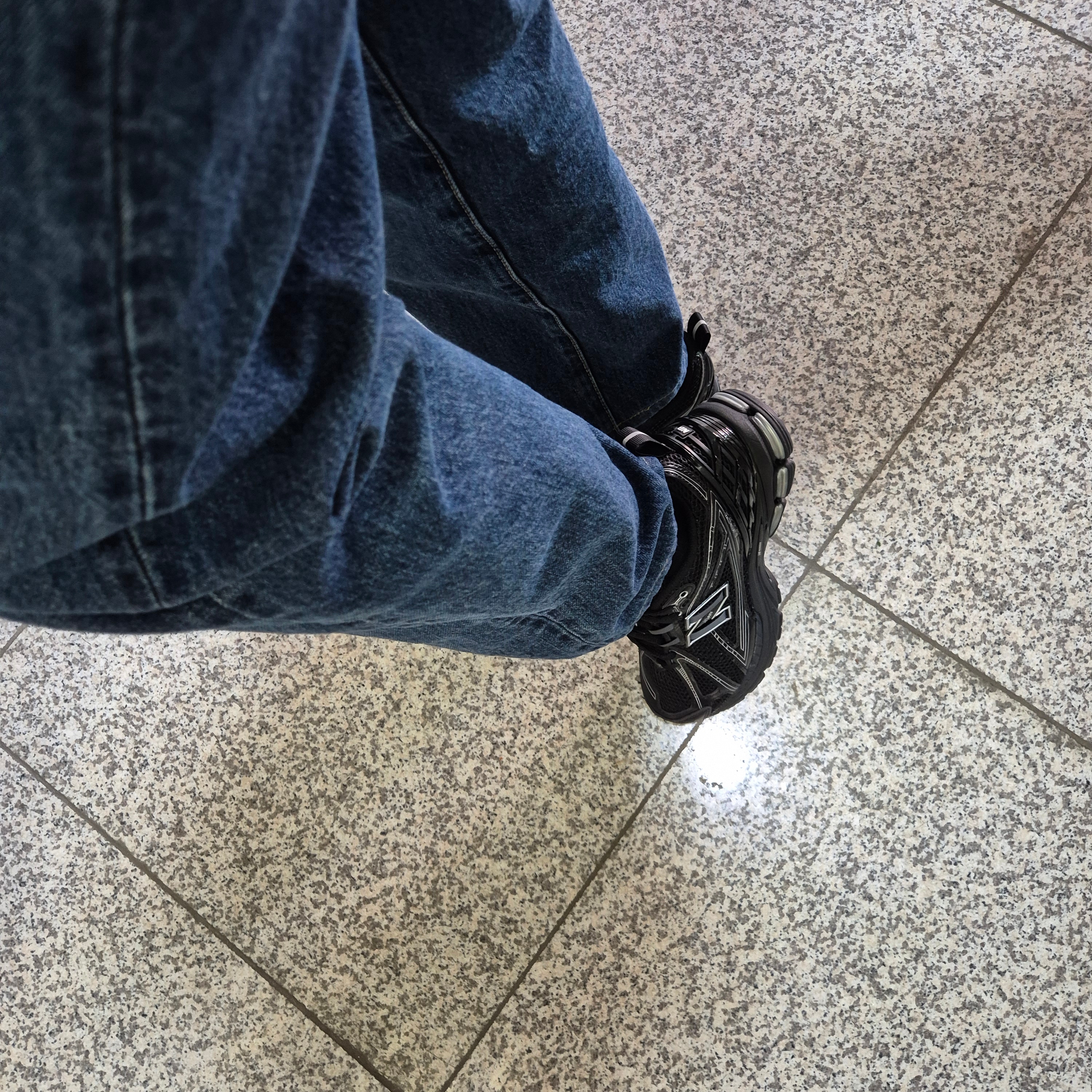New Balance 1906R Black Silver Metallic 착용 스타일 - 3