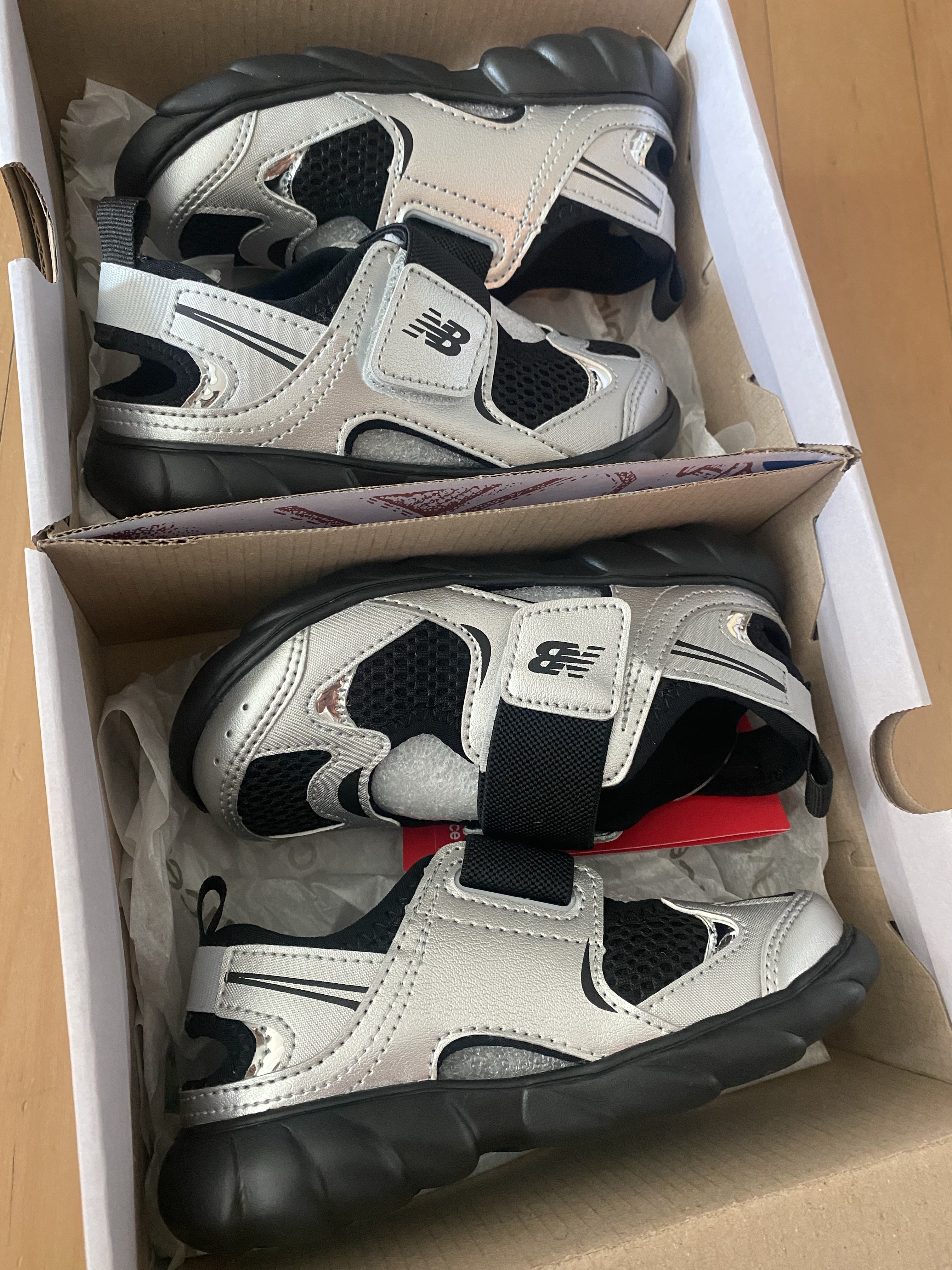 (Kids) New Balance Freedle 920 Sandal Gray 착용 스타일
