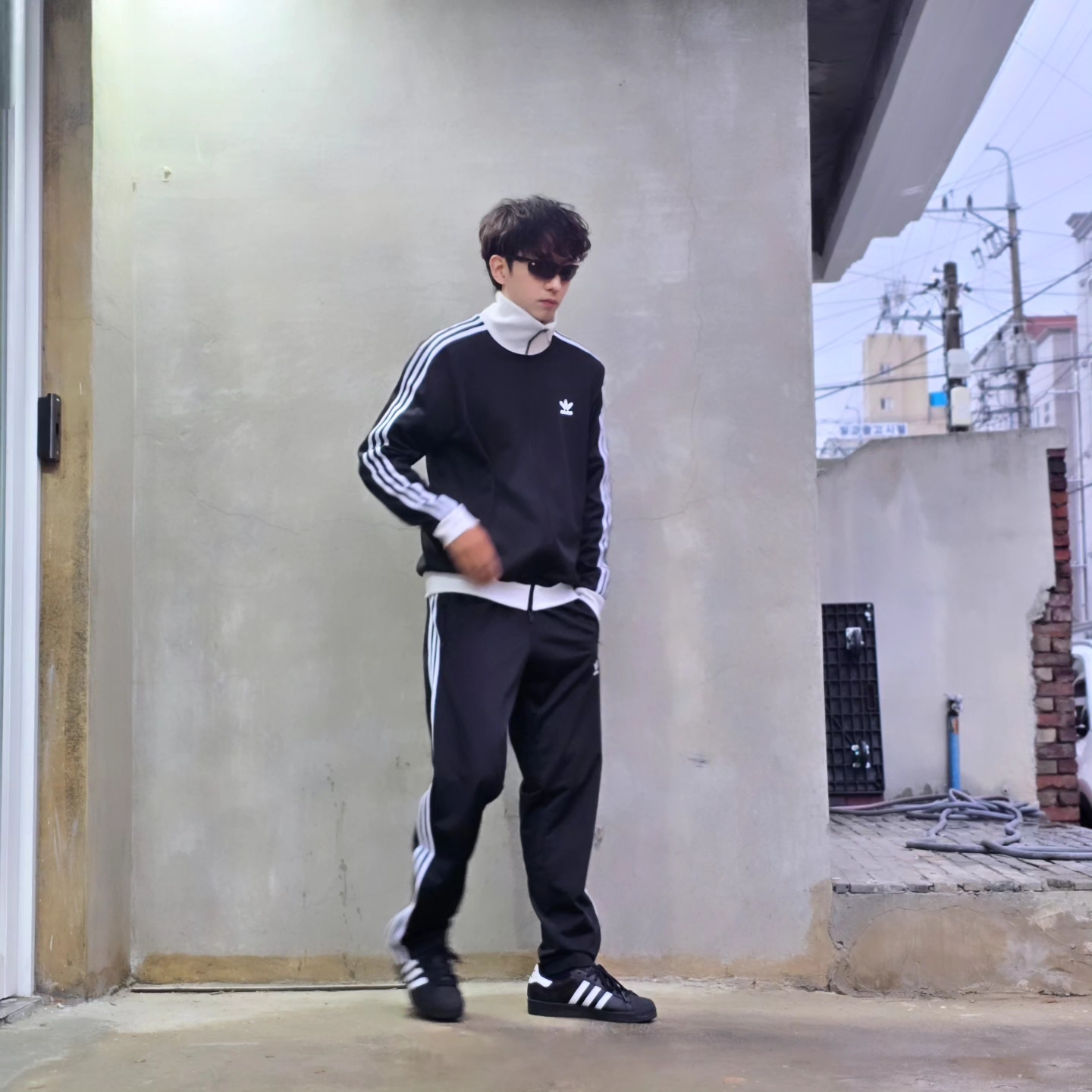 Adidas Adicolor Classics Firebird Track Pants Black - KR Sizing, Adidas Adicolor Classics Firebird Track Pants Black - US Sizing 착용 스타일 - 5