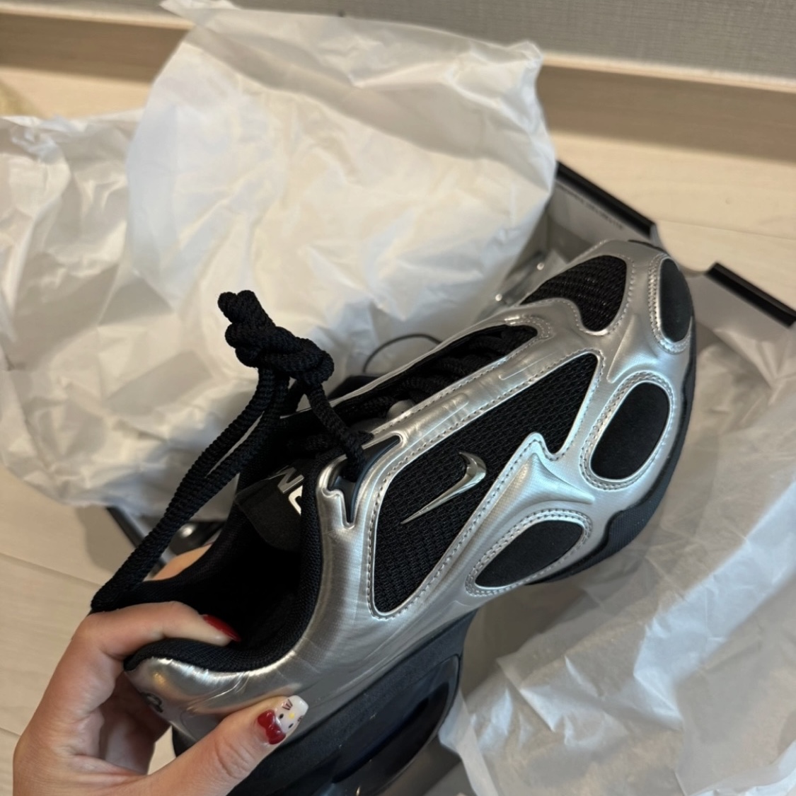 (W) Nike Air Max Muse Black and Metallic Silver 착용 스타일