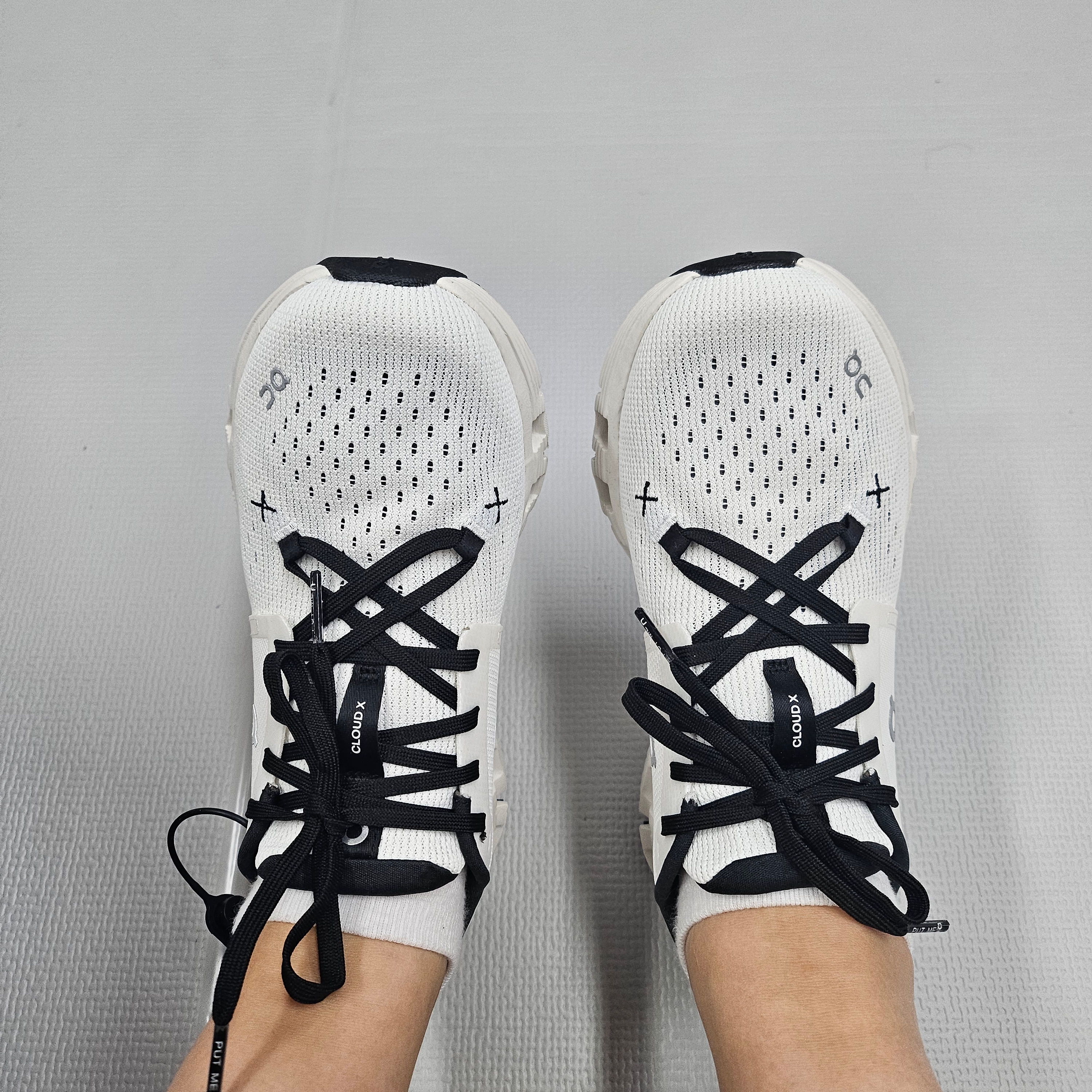 (W) On Running Cloud X 4 Ivory Black 착용 스타일
