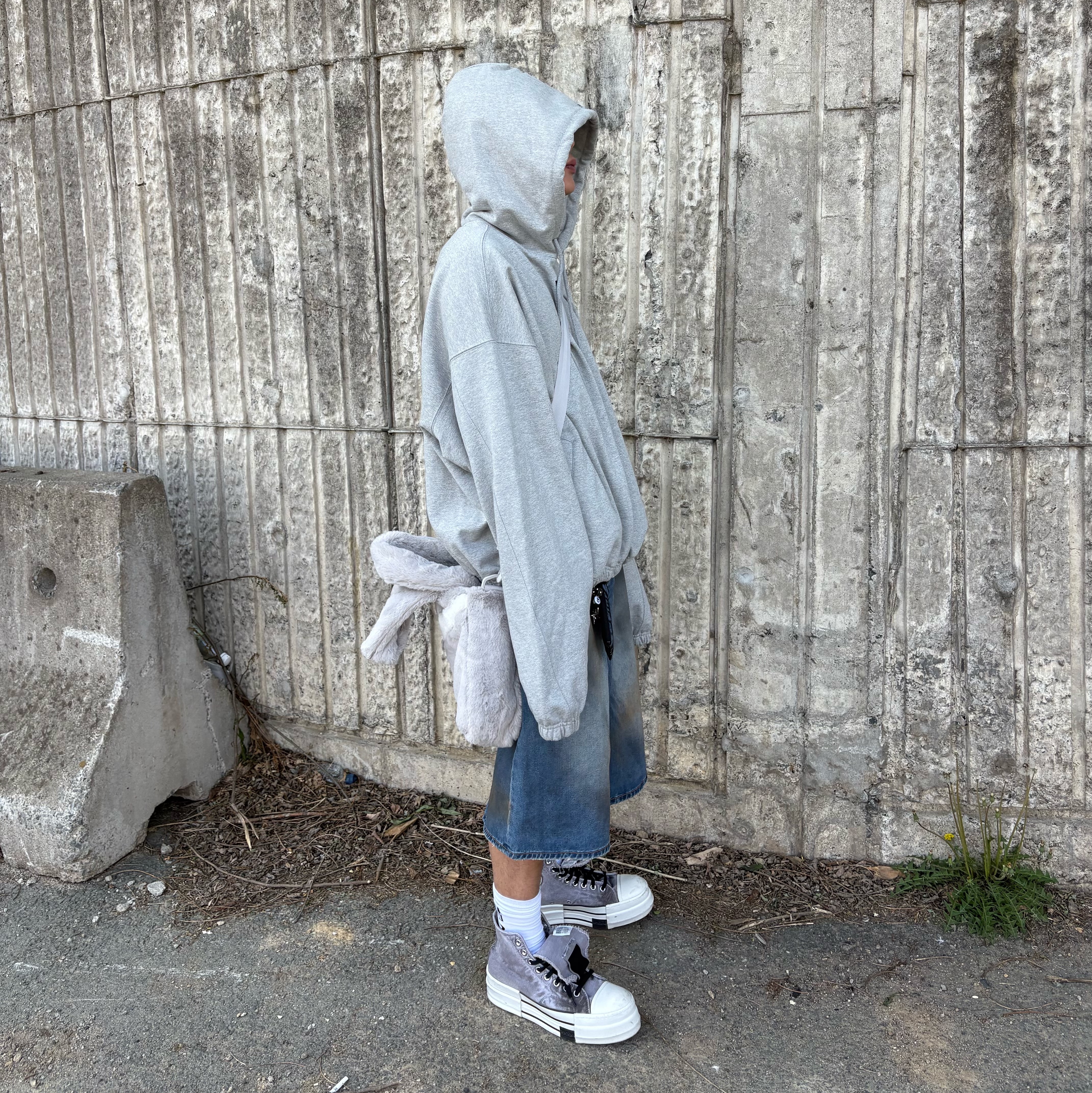 Nike NSW Faux Fur Tote Bag Light Iron Ore, Converse x Drkshdw DBL Drkstar Overdye Chuck 70 Hi Concrete 착용 스타일 - 2