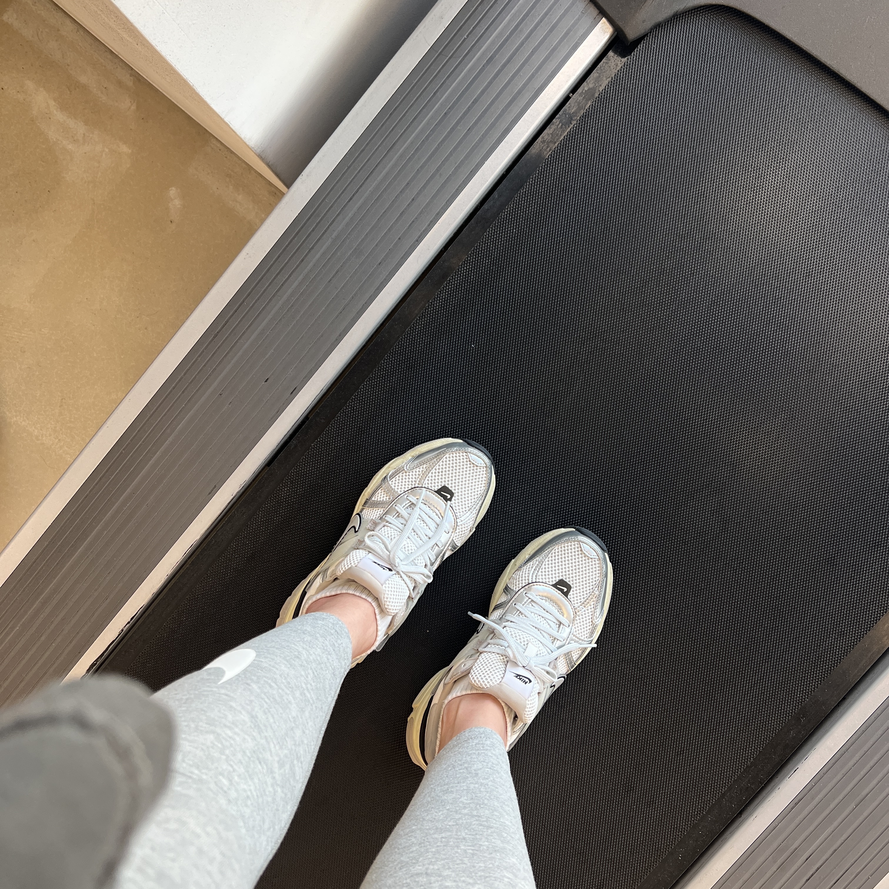 Nike V2K Run Summit White Metallic Silver 착용 스타일